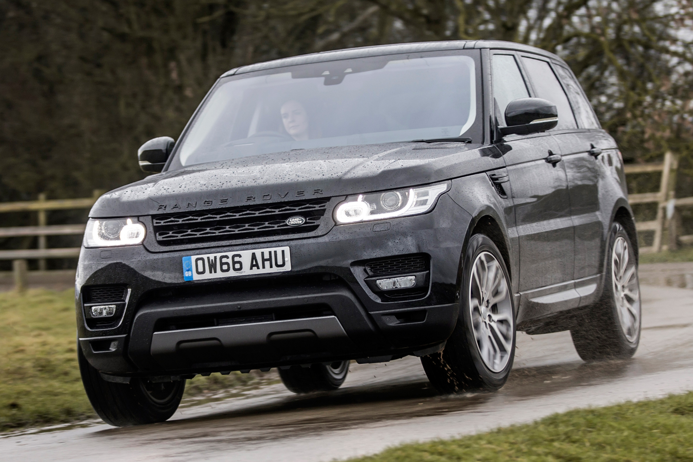 Range Rover Sport HSE MY2017 - front cornering