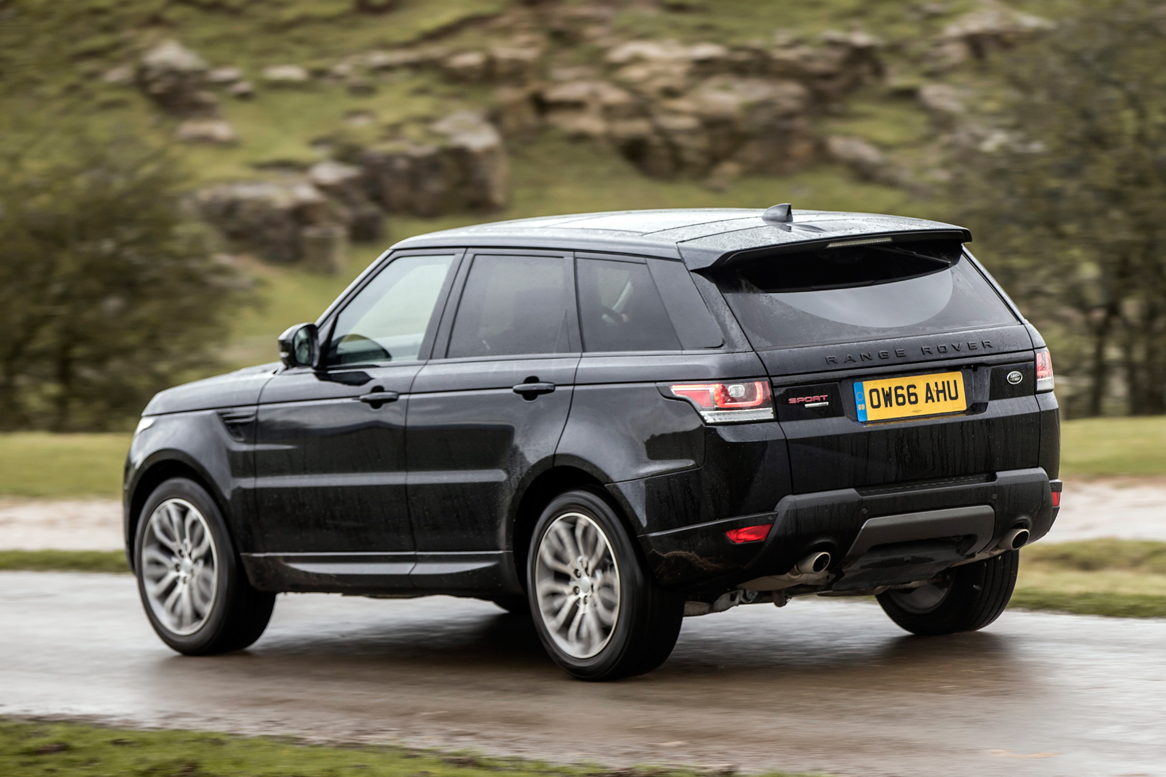 Range Rover Sport HSE MY2017 - rear cornering