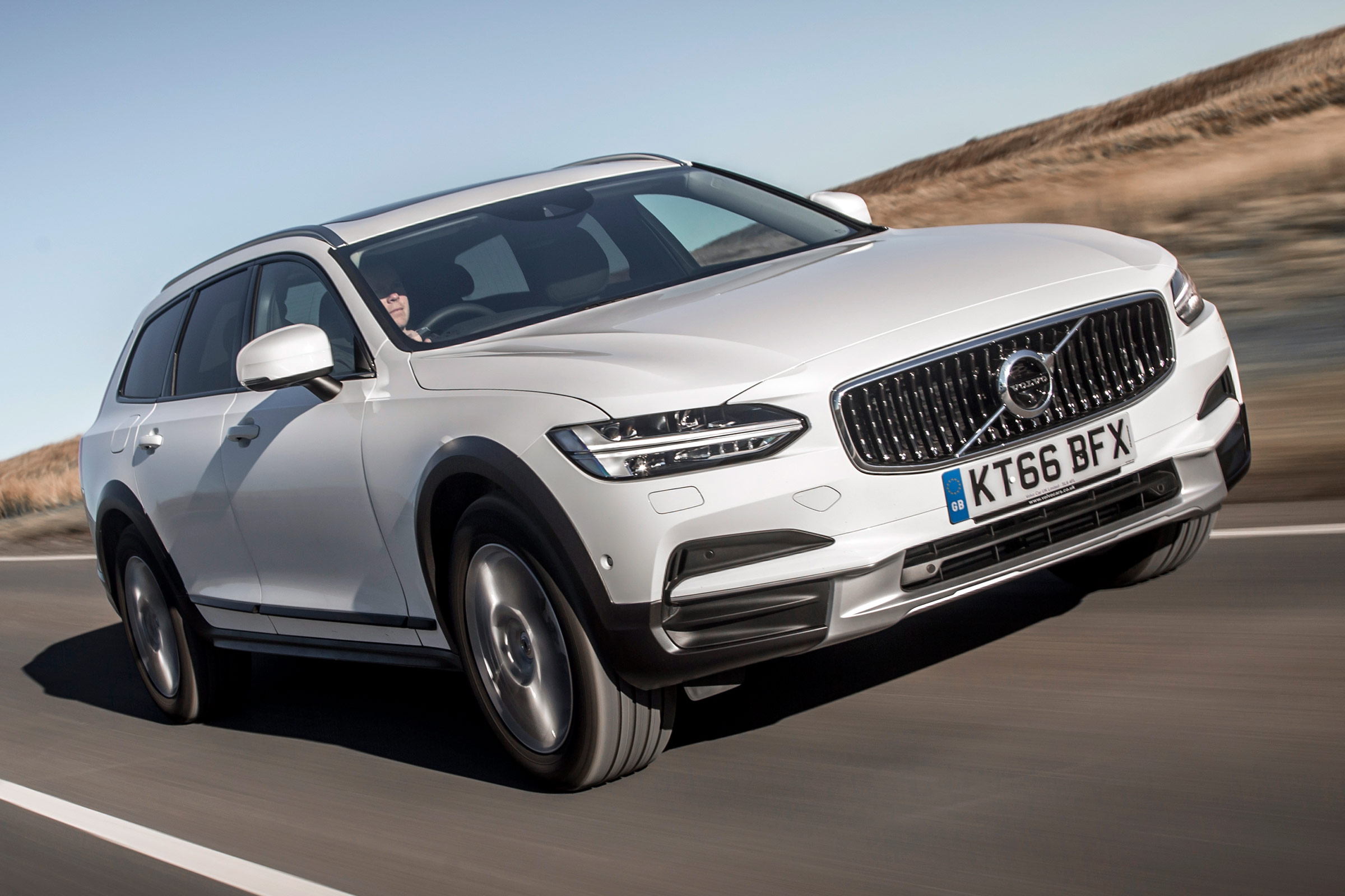 Volvo V90 Cross Country 2017 UK - front tracking