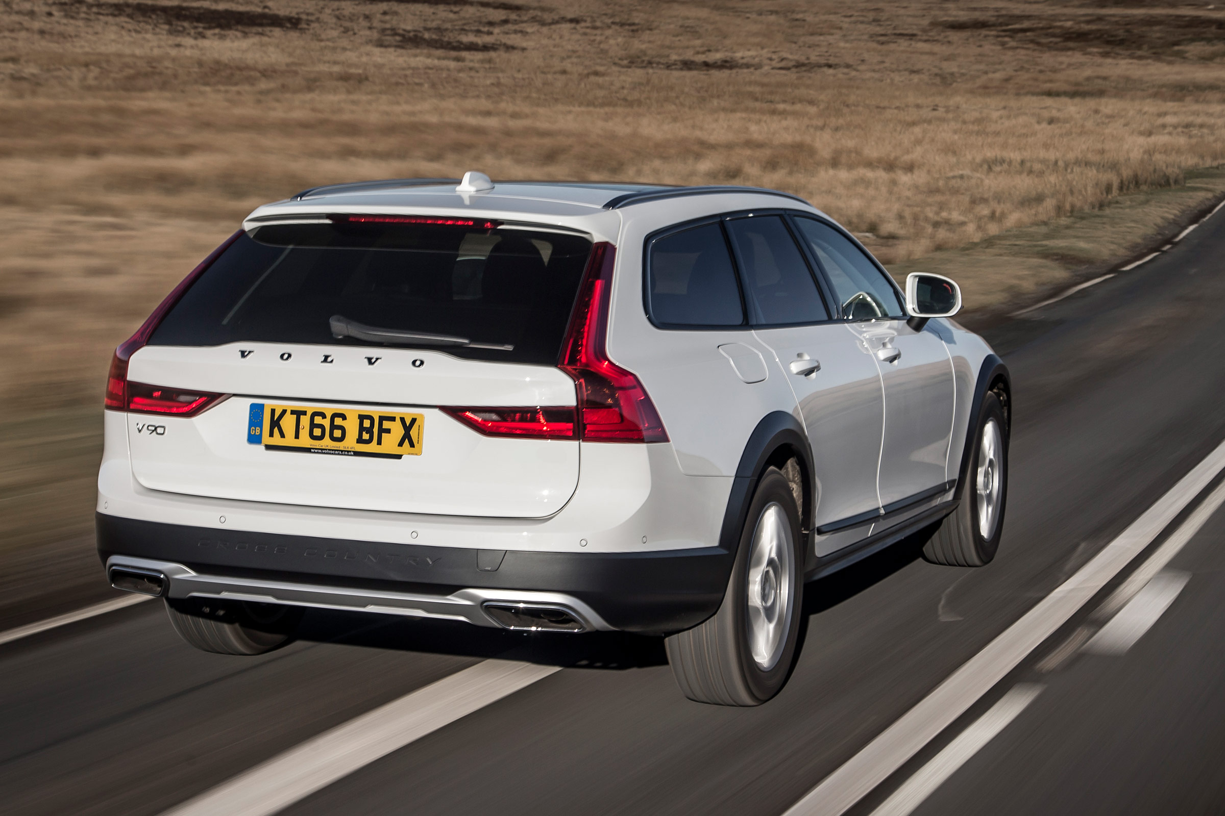 Volvo V90 Cross Country 2017 UK - rear tracking