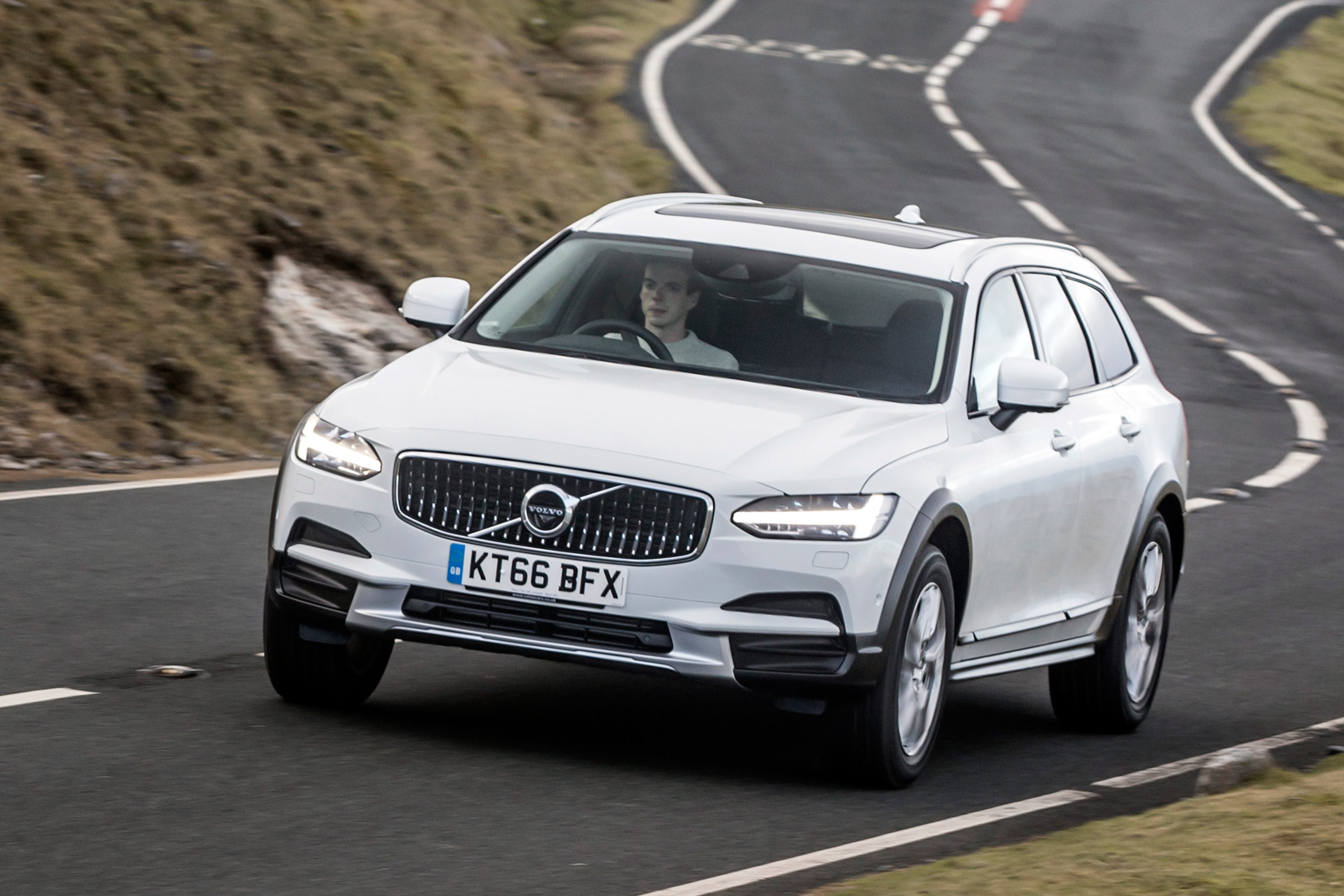 Volvo V90 Cross Country 2017 UK - front tracking 2