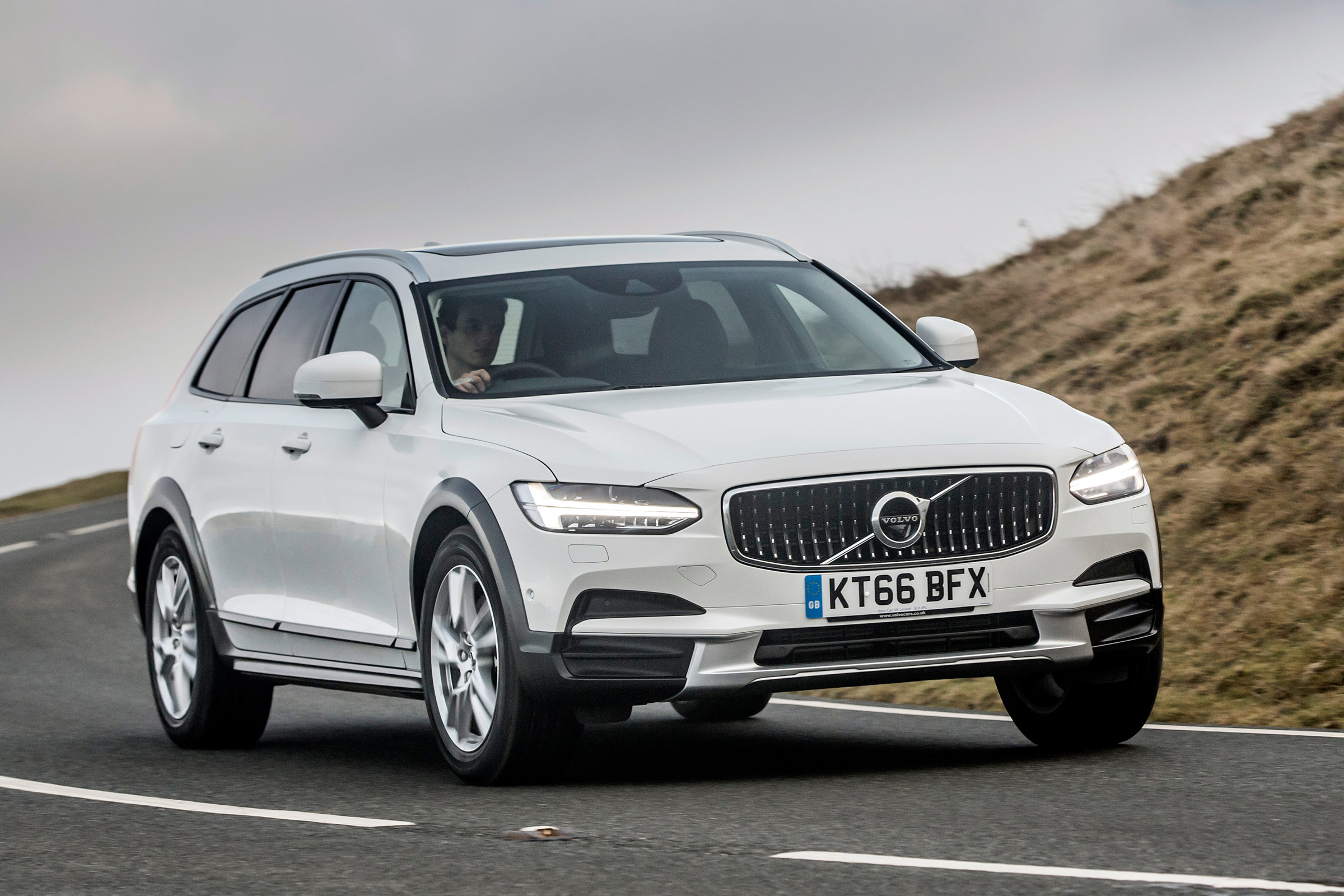 Volvo V90 Cross Country 2017 UK - front cornering 2