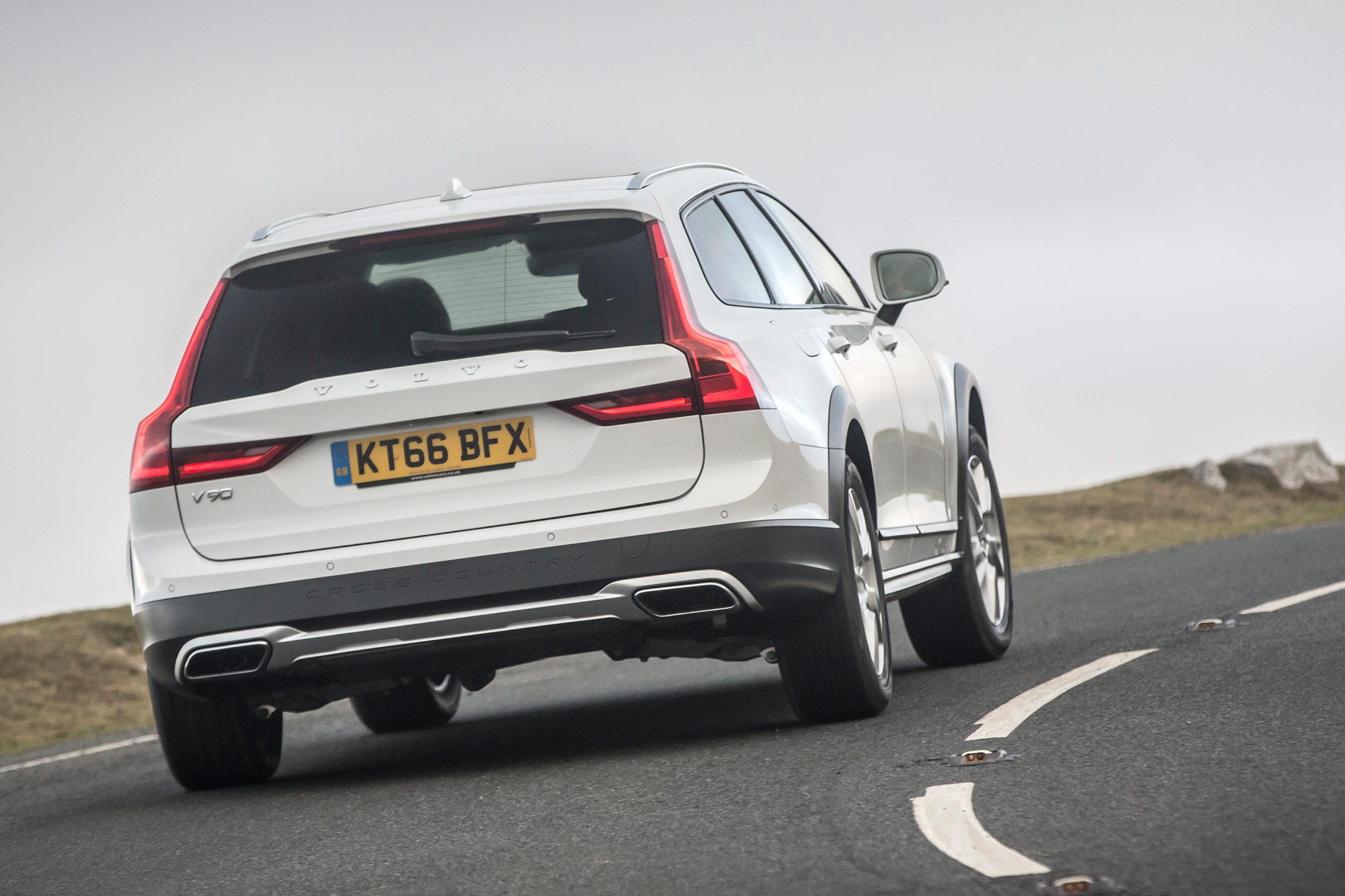 Volvo V90 Cross Country 2017 UK - rear cornering