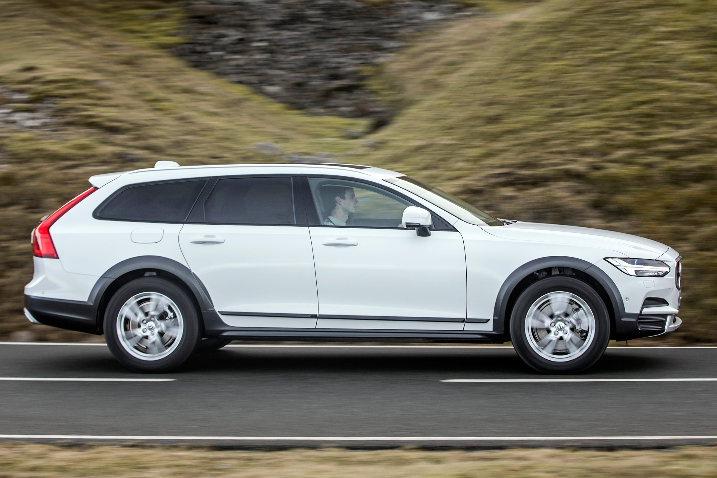 Volvo V90 Cross Country 2017 UK - side tracking
