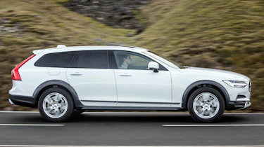 Volvo V90 Cross Country 2017 UK - side tracking