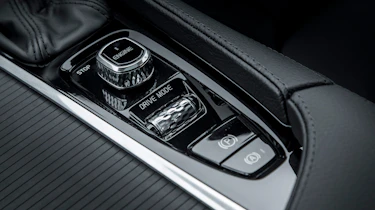 Volvo V90 Cross Country 2017 UK - centre console