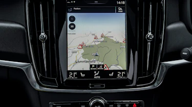 Volvo V90 Cross Country 2017 UK - sat-nav