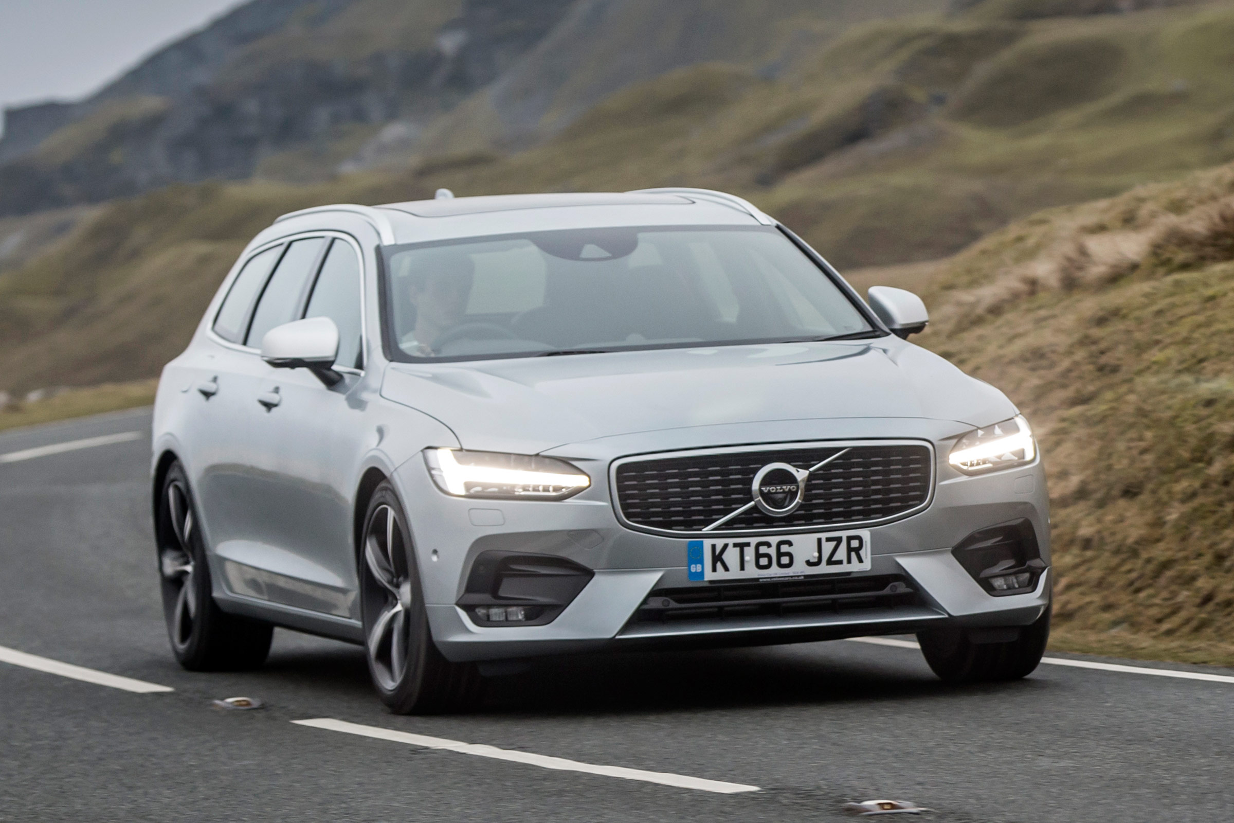 Volvo V90 R-Design 2017 - front cornering