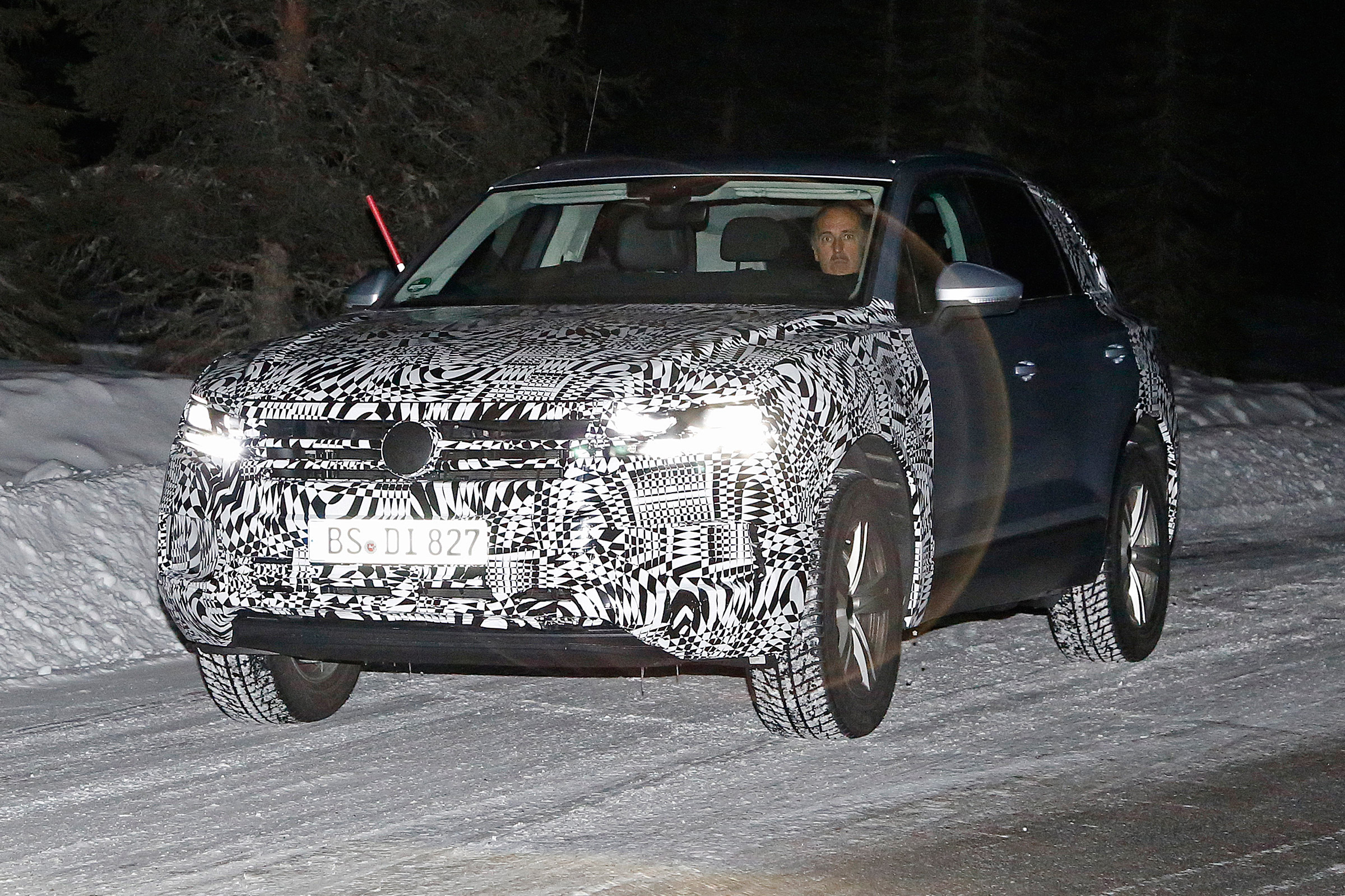 Volkswagen Touareg spy shot front quarter
