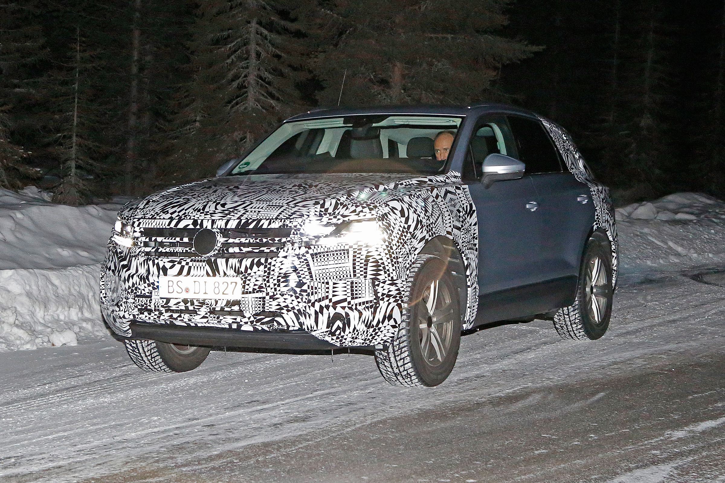Volkswagen Touareg spy shot front quarter