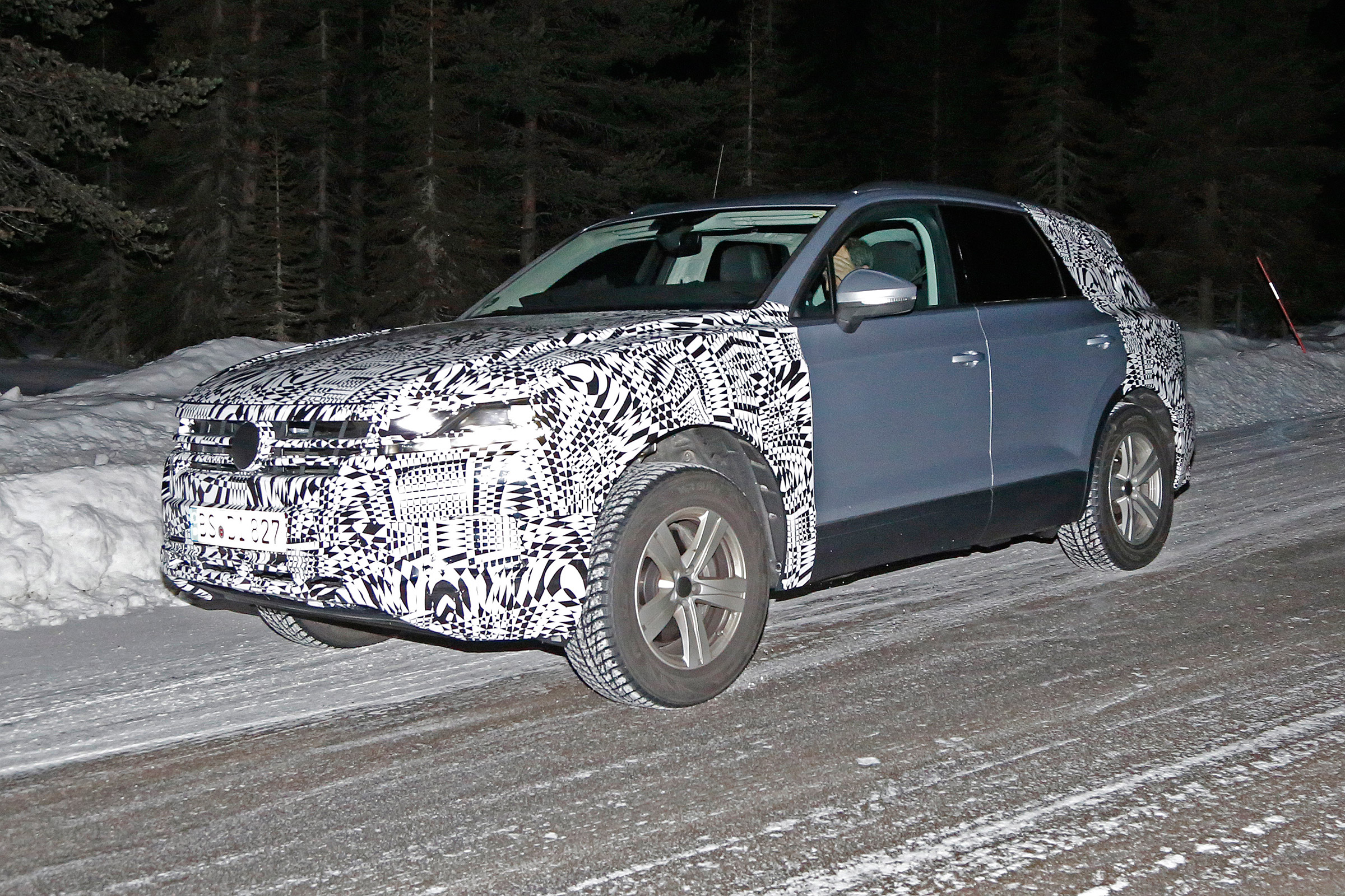 Volkswagen Touareg spy shot front quarter
