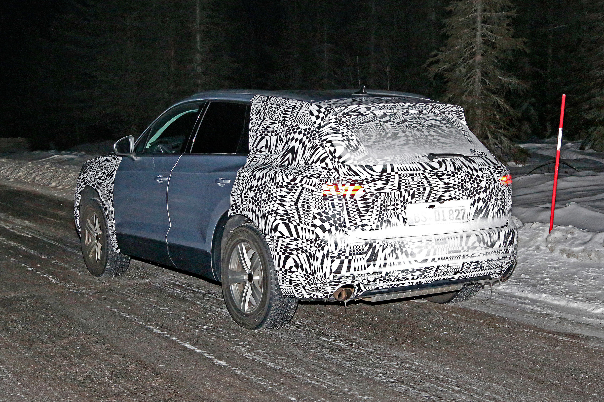 Volkswagen Touareg spy shot rear quarter