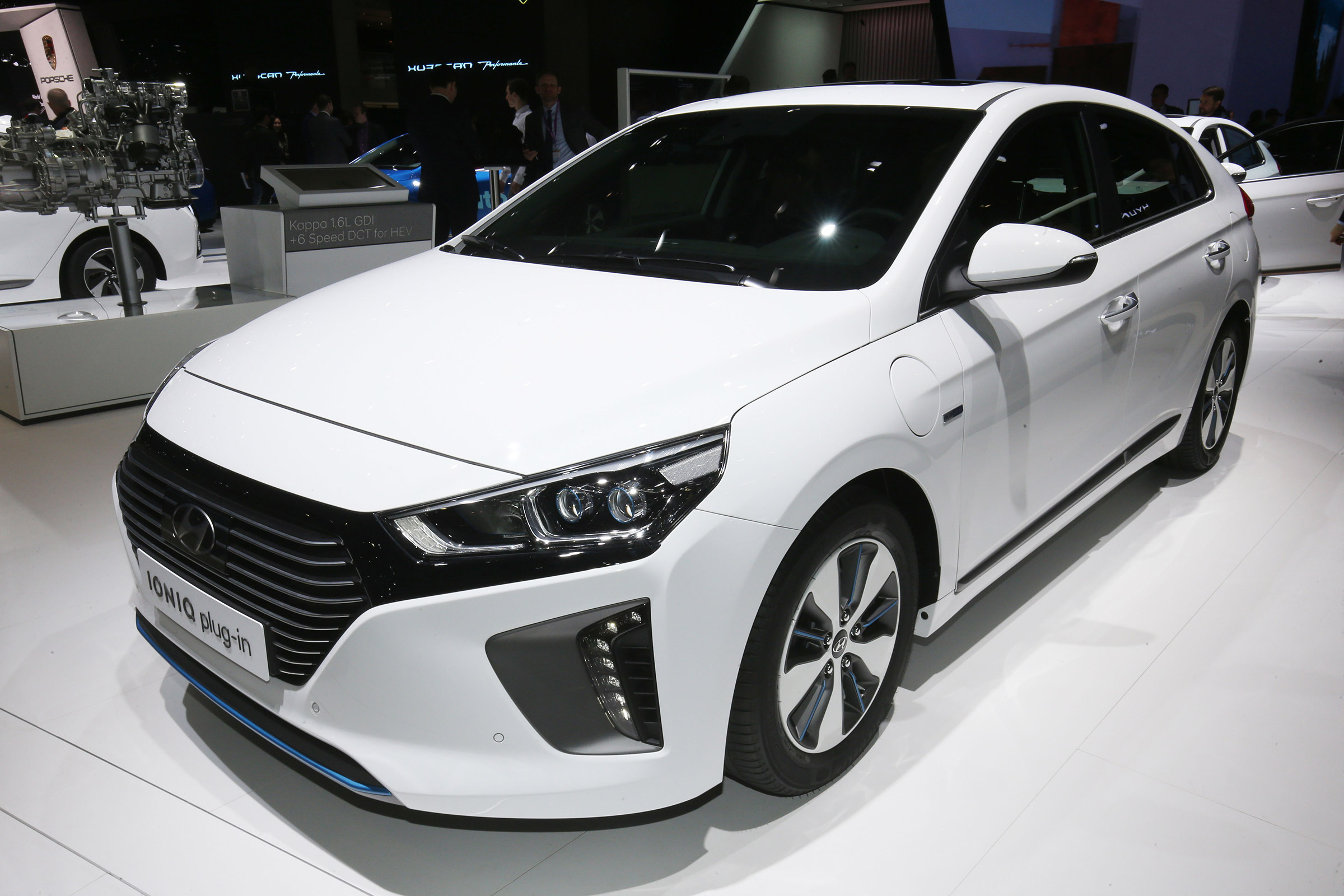 Hyundai Ioniq PHEV Geneva - front