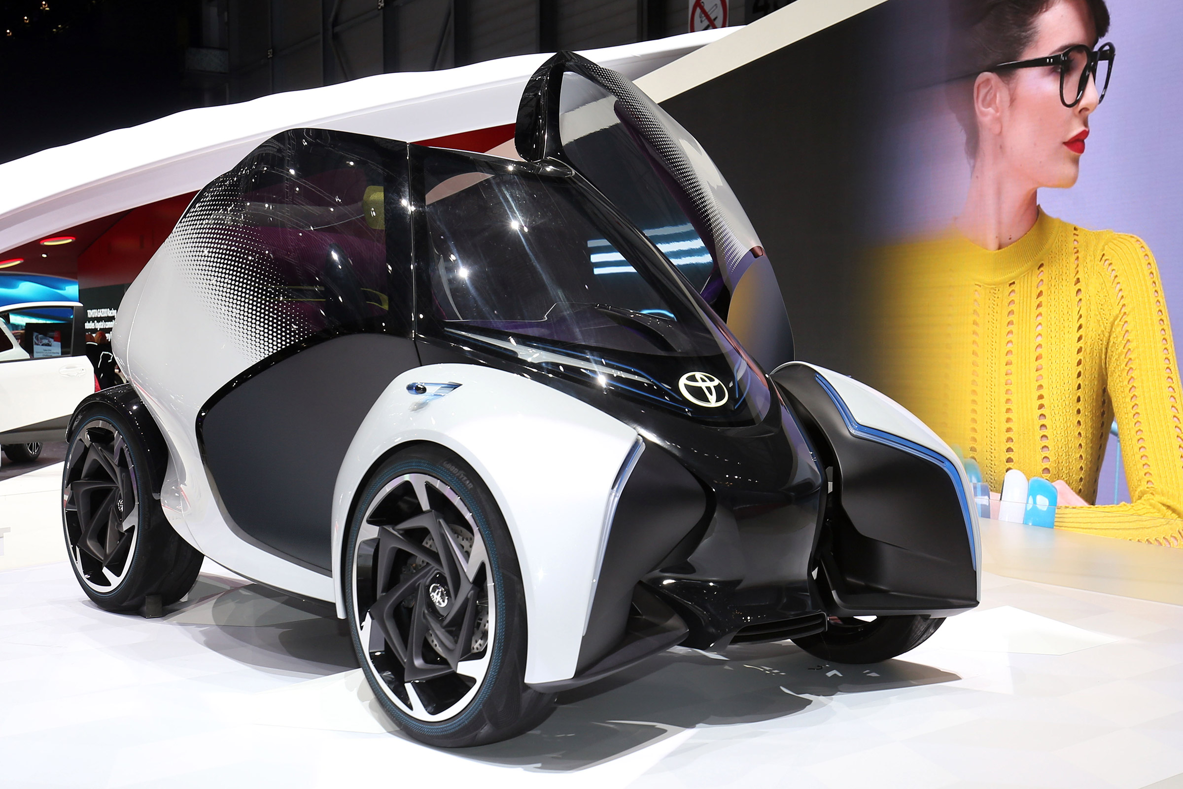 Toyota i-Tril concept Geneva - side/front