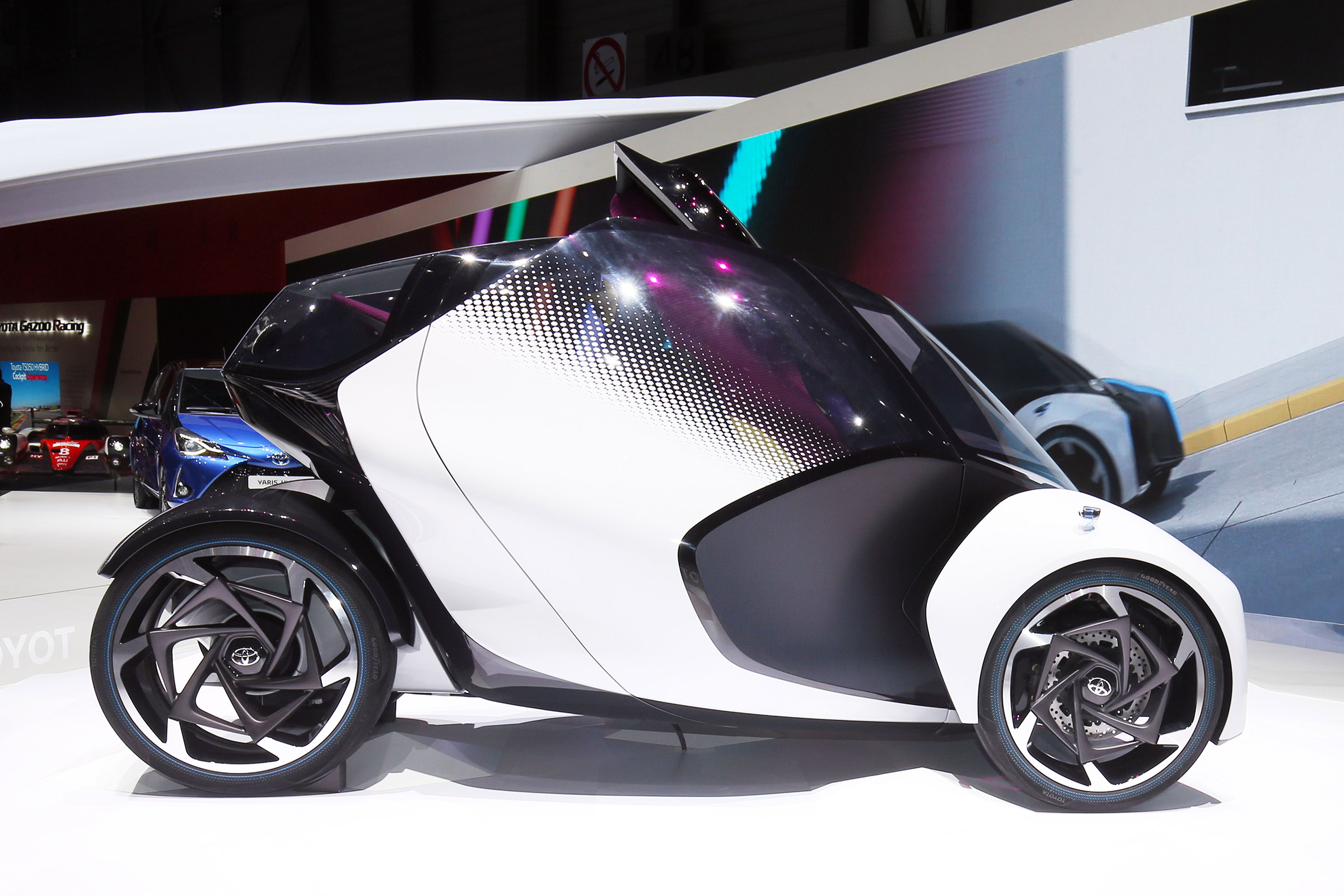 Toyota i-Tril concept Geneva show - side