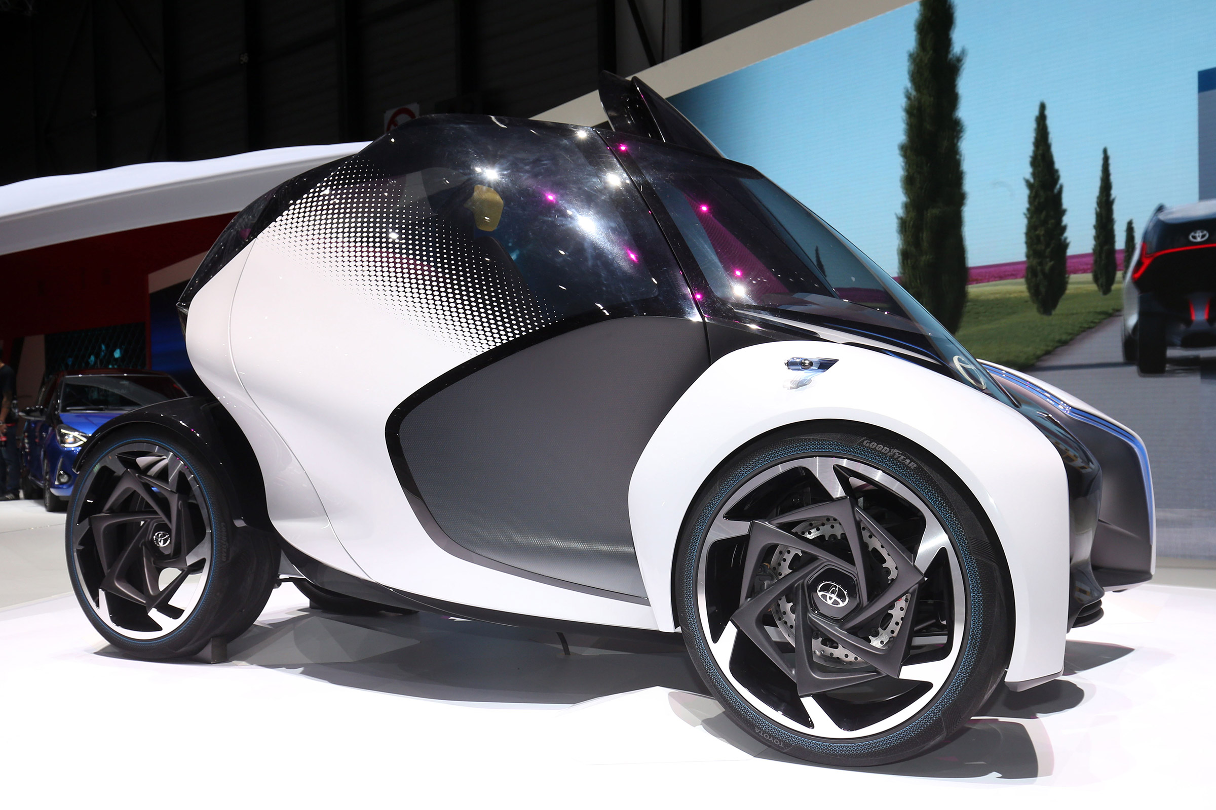 Toyota i-Tril concept Geneva - side