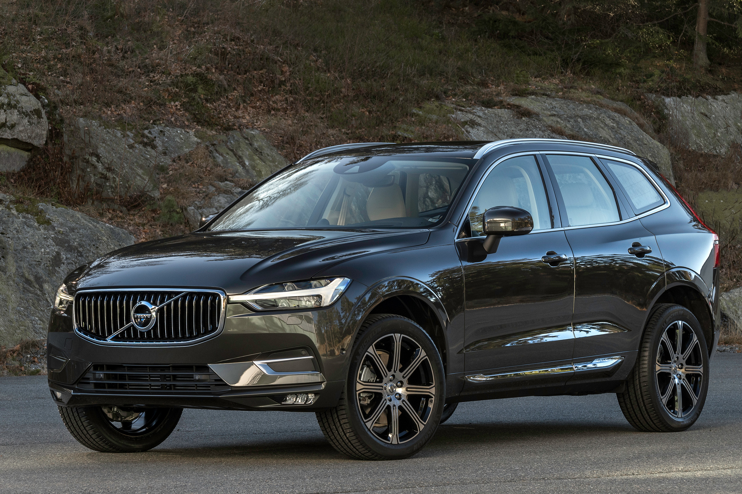 Volvo XC60 2017 - grey front quarter