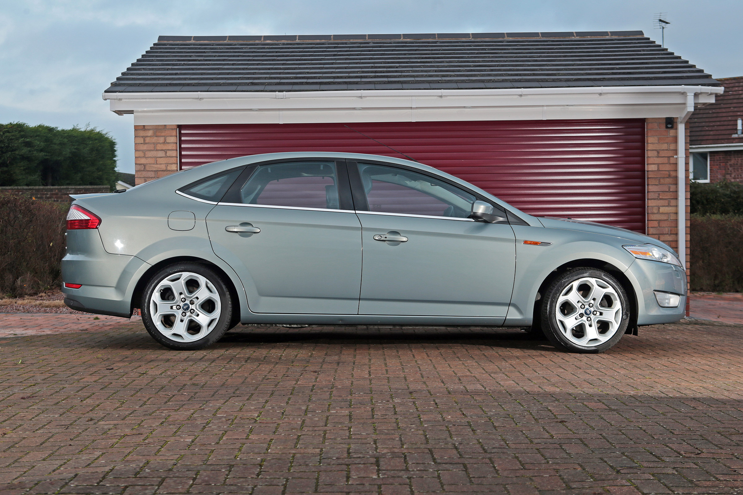 Used Ford Mondeo - side