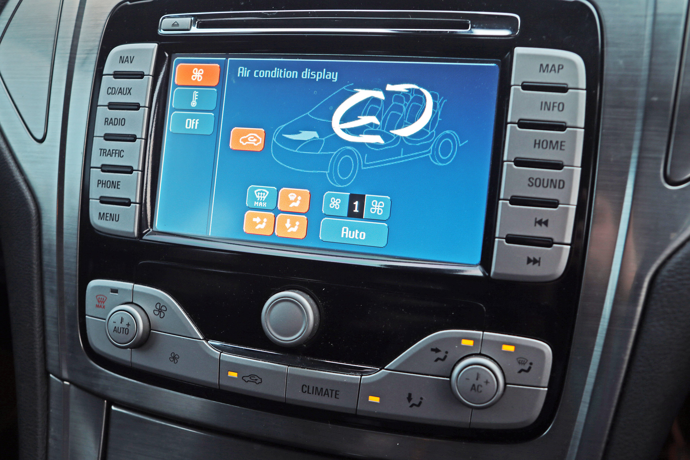 Used Ford Mondeo - infotainment screen