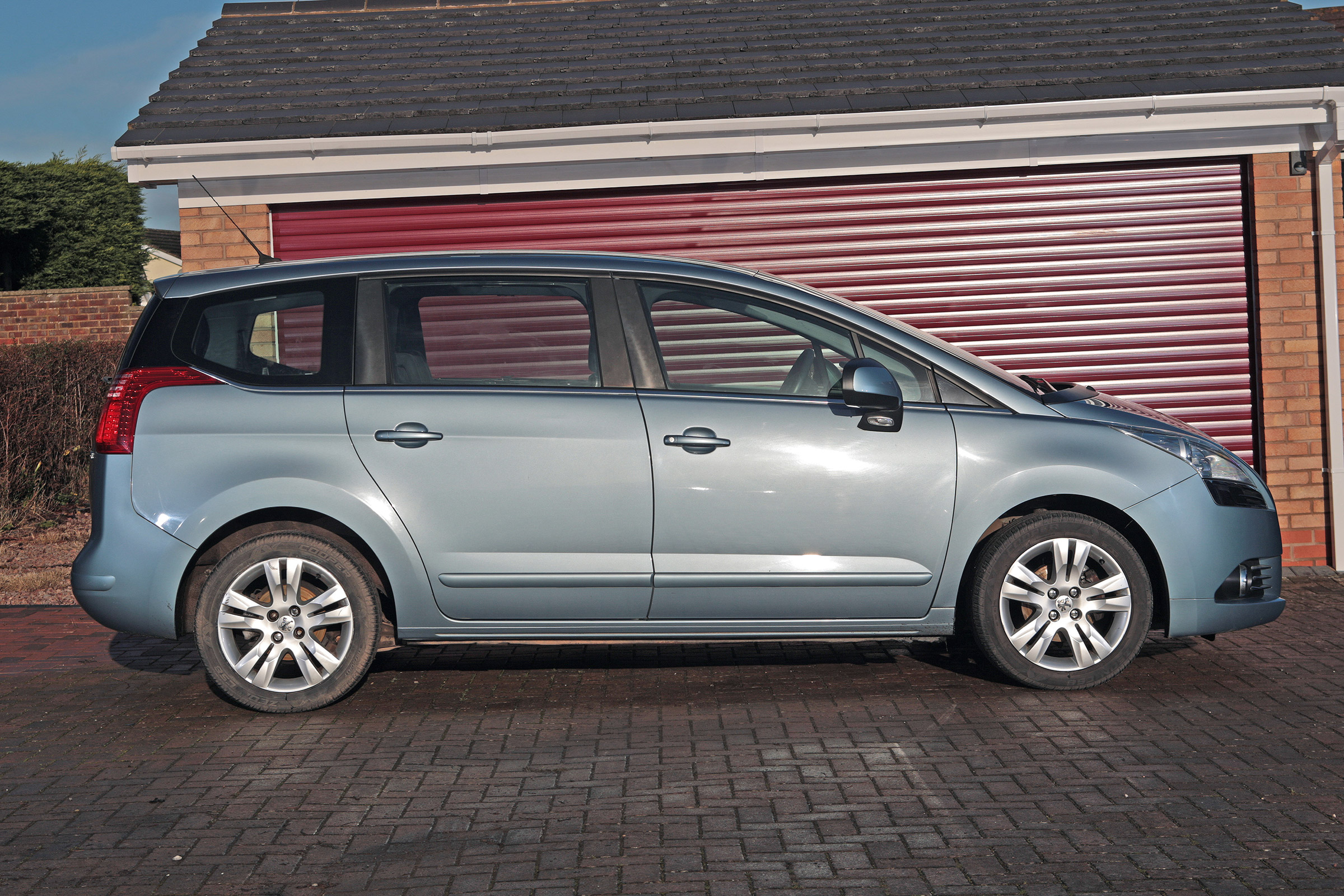 Used Peugeot 5008 - side