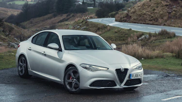 Alfa Romeo Giulia Super petrol 2017 - front quarter