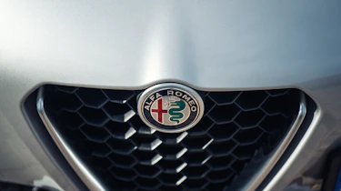 Alfa Romeo Giulia Super petrol 2017 - badge