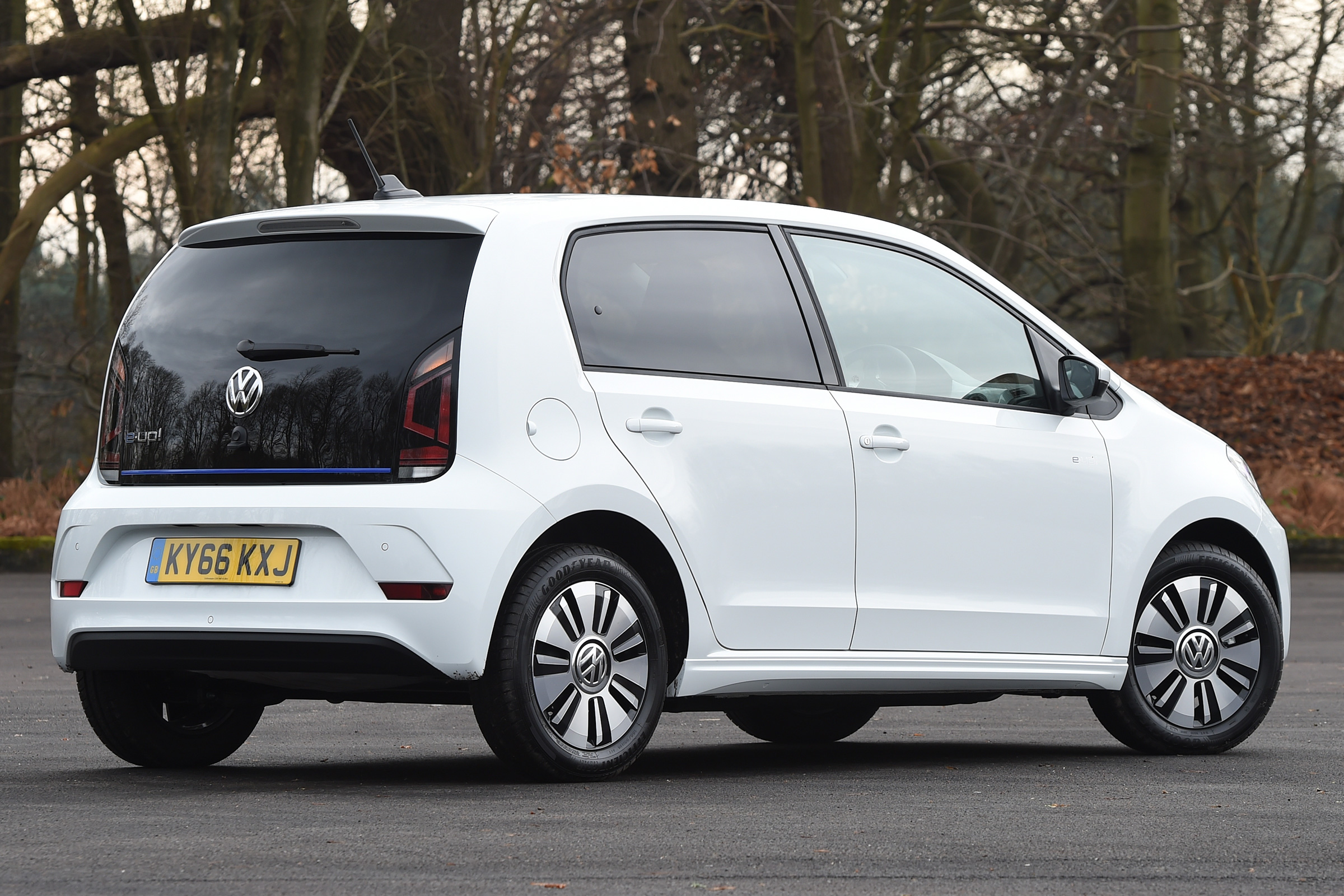 Volkswagen e-up! electric car 2017 - rear quarter