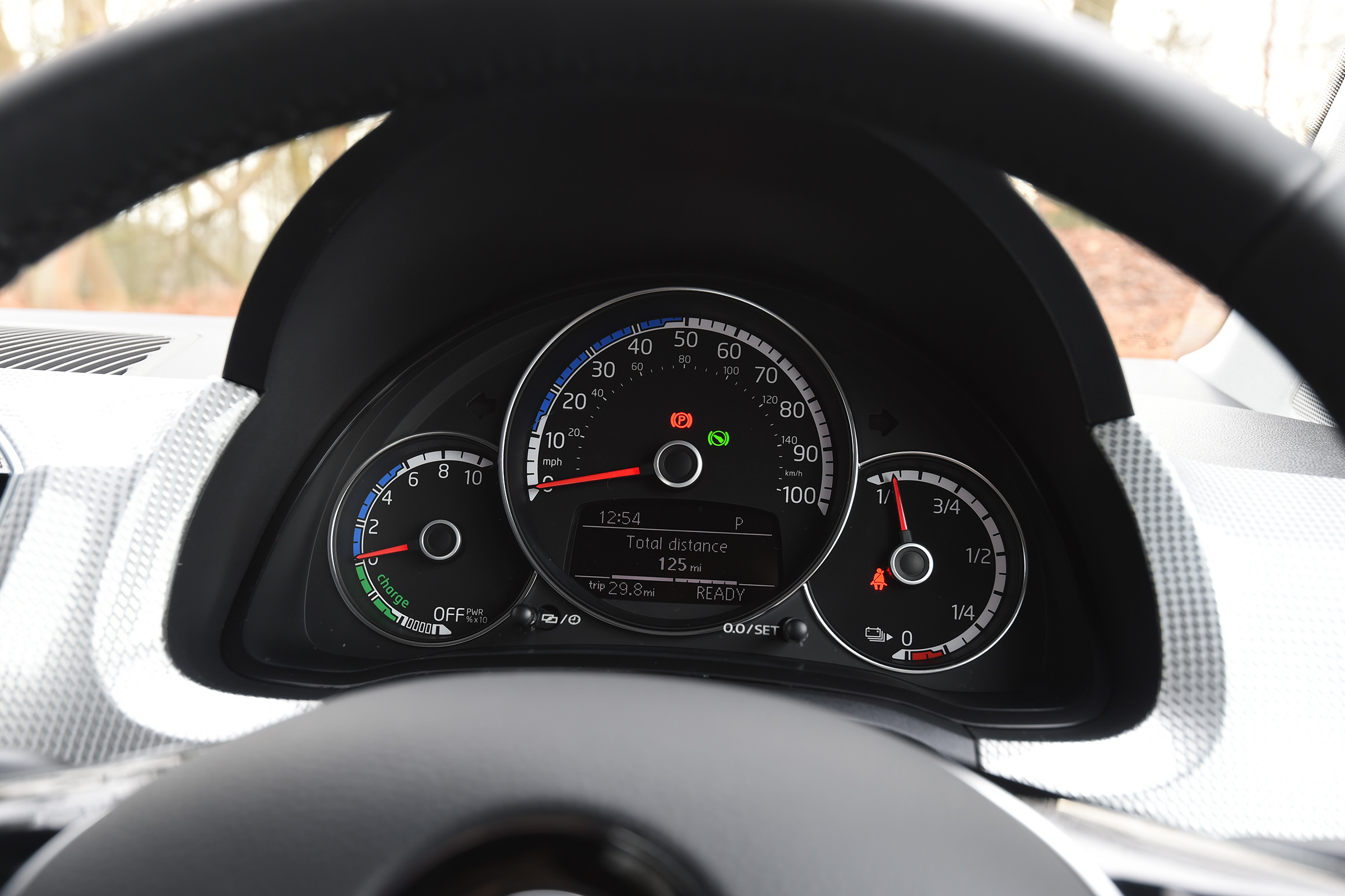 Volkswagen e-up! electric car 2017 - instruments