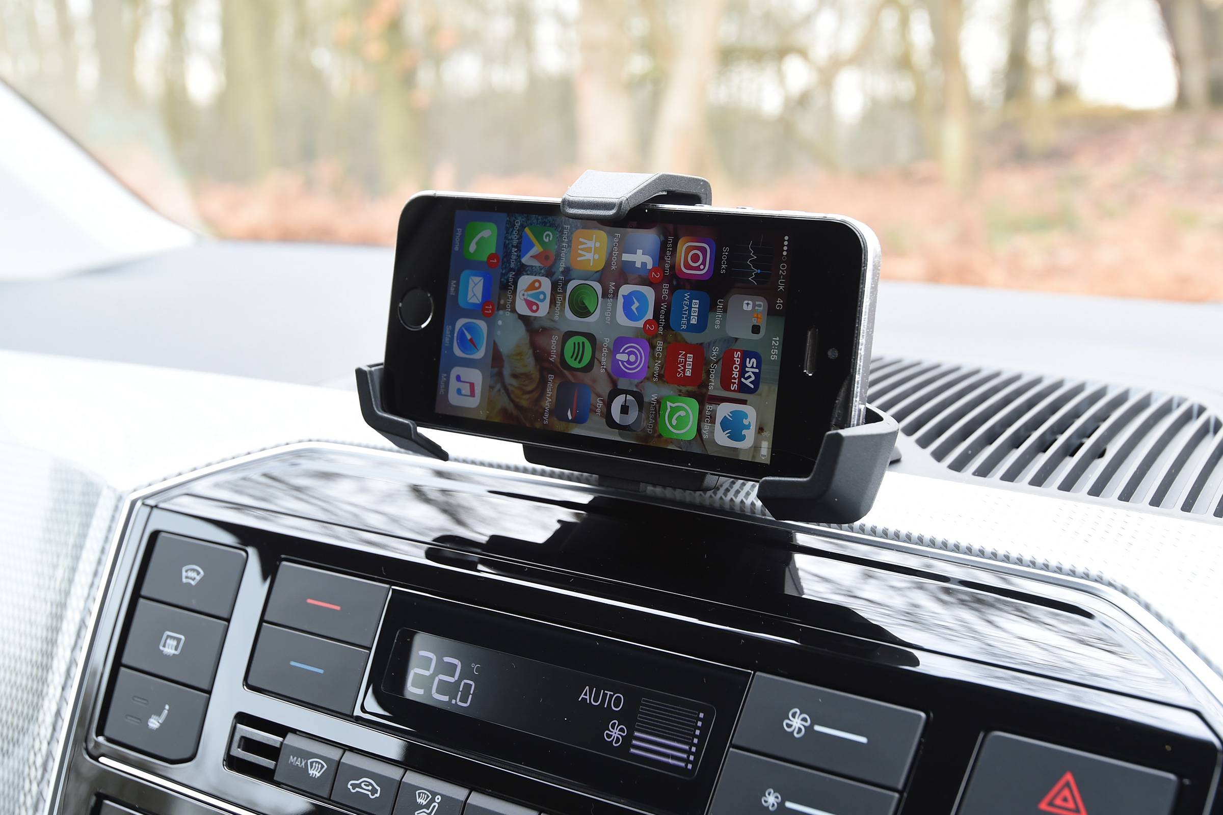Volkswagen e-up! electric car 2017 - phone