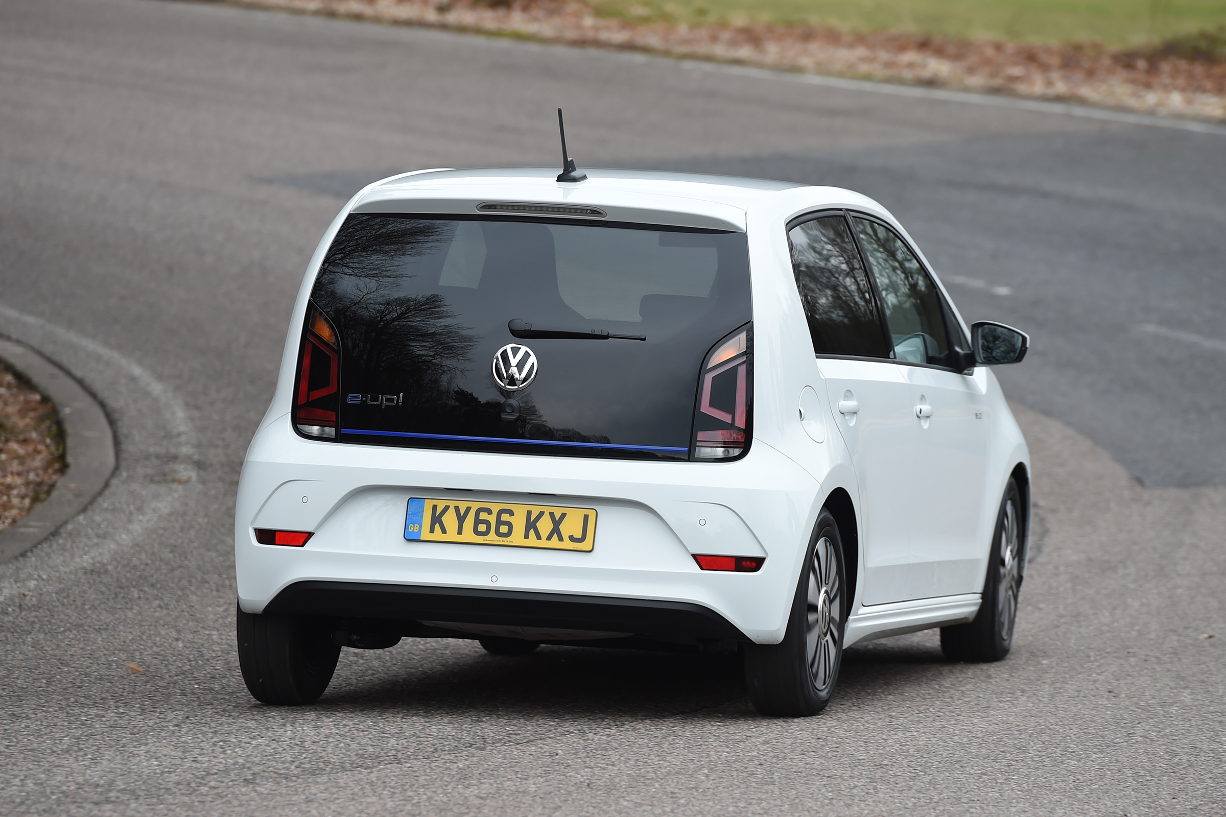 Volkswagen e-up! electric car 2017 - rear cornering