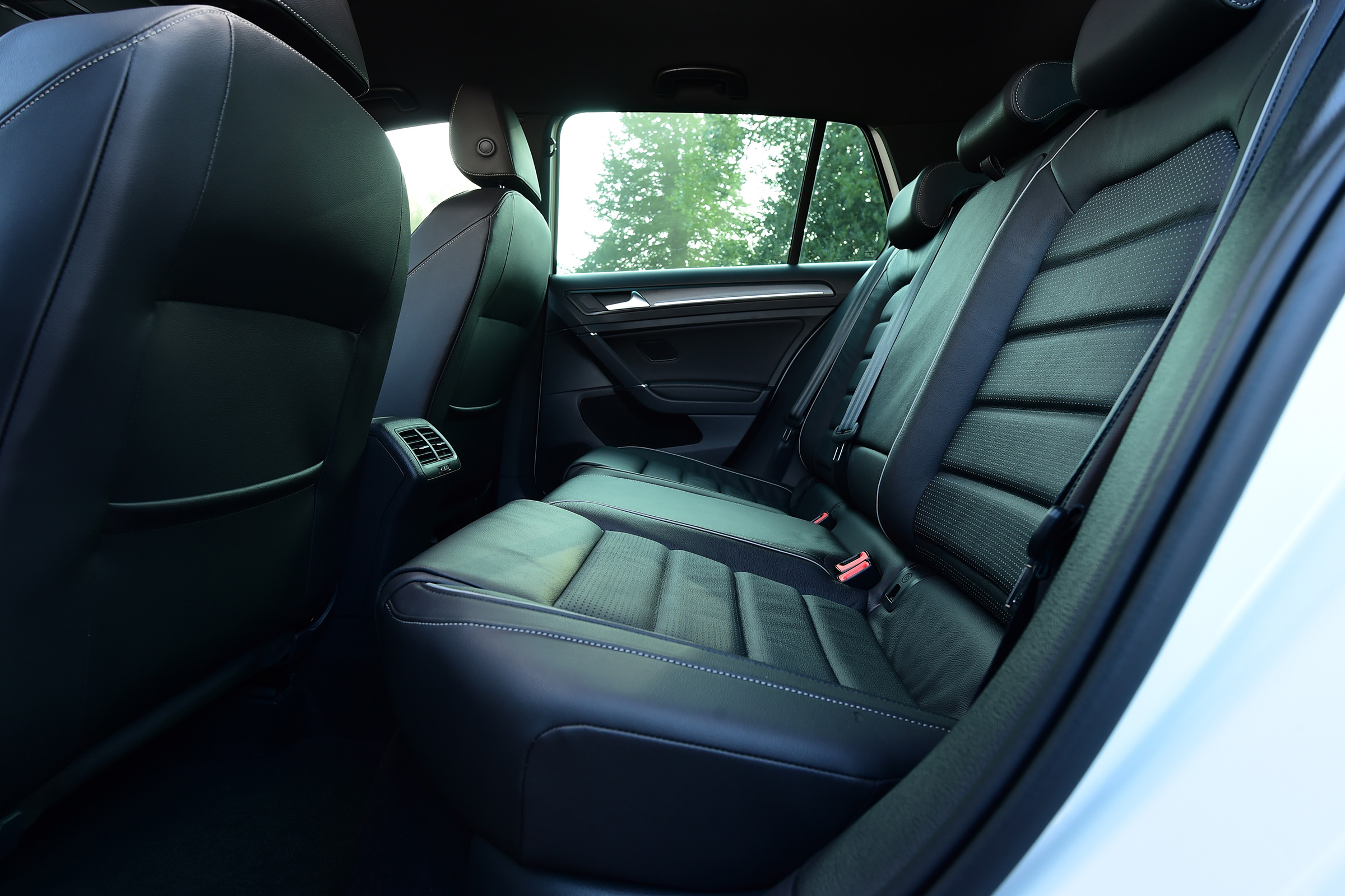 Volkswagen Golf GTE 2017 - rear seats