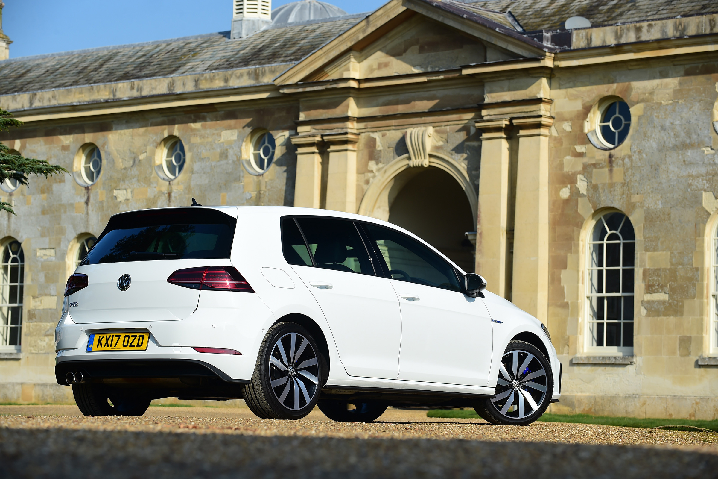 Volkswagen Golf GTE 2017 - rear quarter