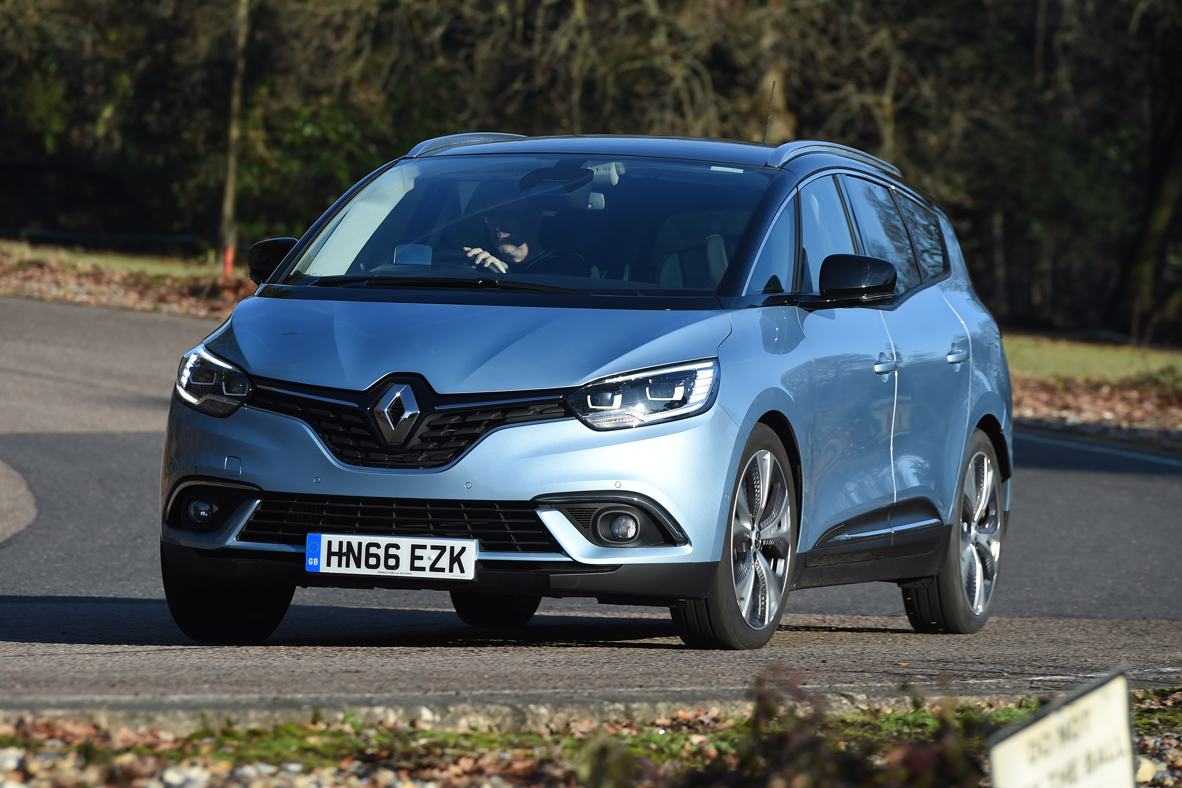 Renault Grand Scenic - front cornering
