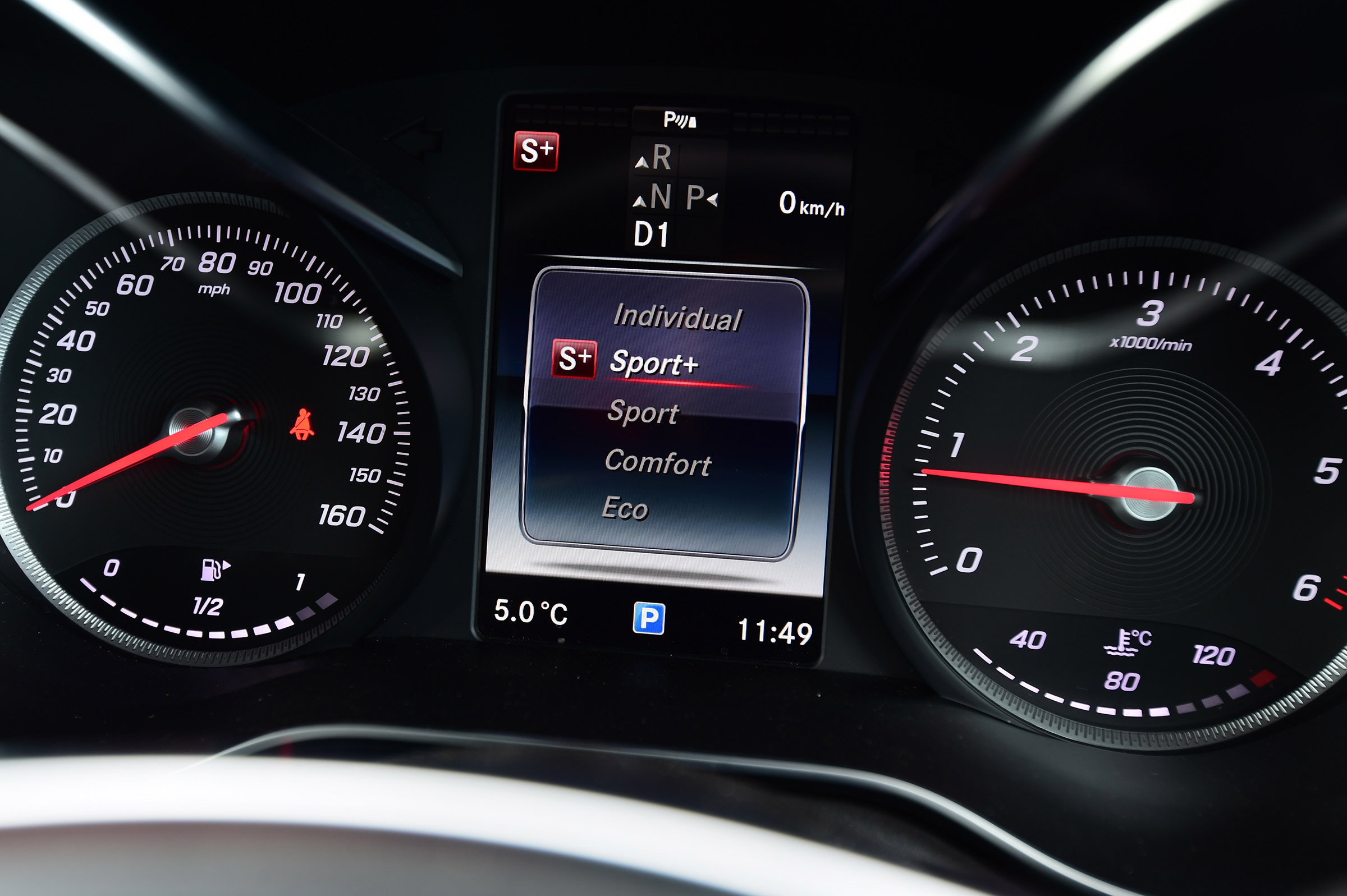 Mercedes GLC - dials