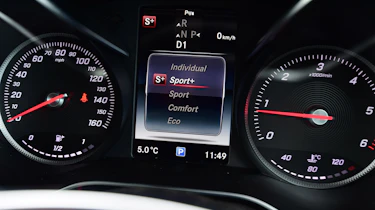 Mercedes GLC - dials