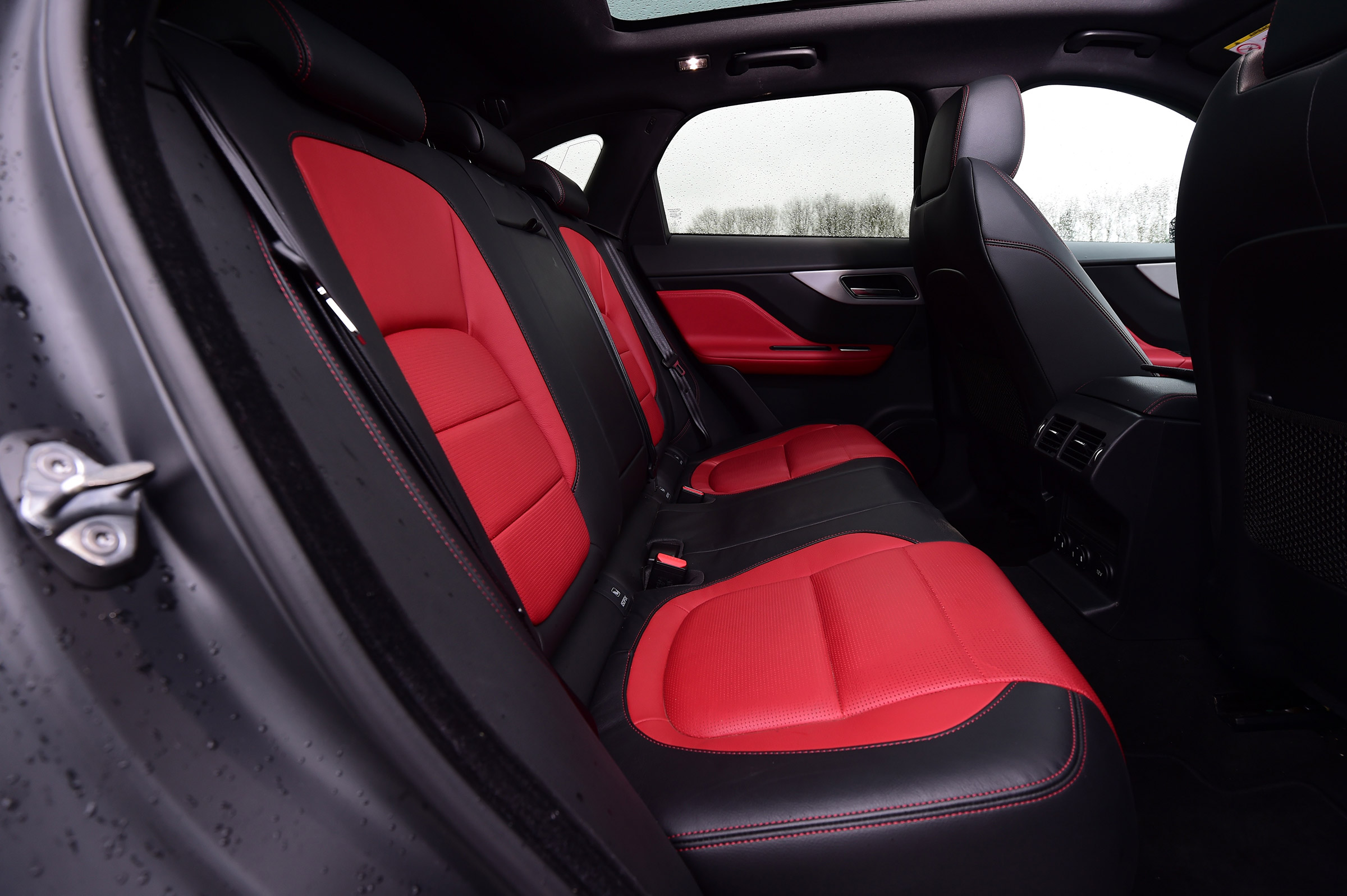 Jaguar F-Pace - rear seats