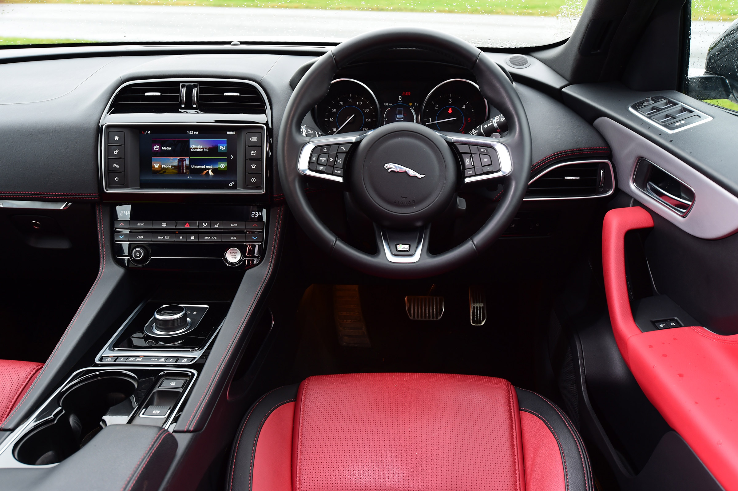 Jaguar F-Pace - dash