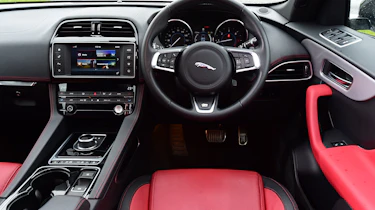 Jaguar F-Pace - dash