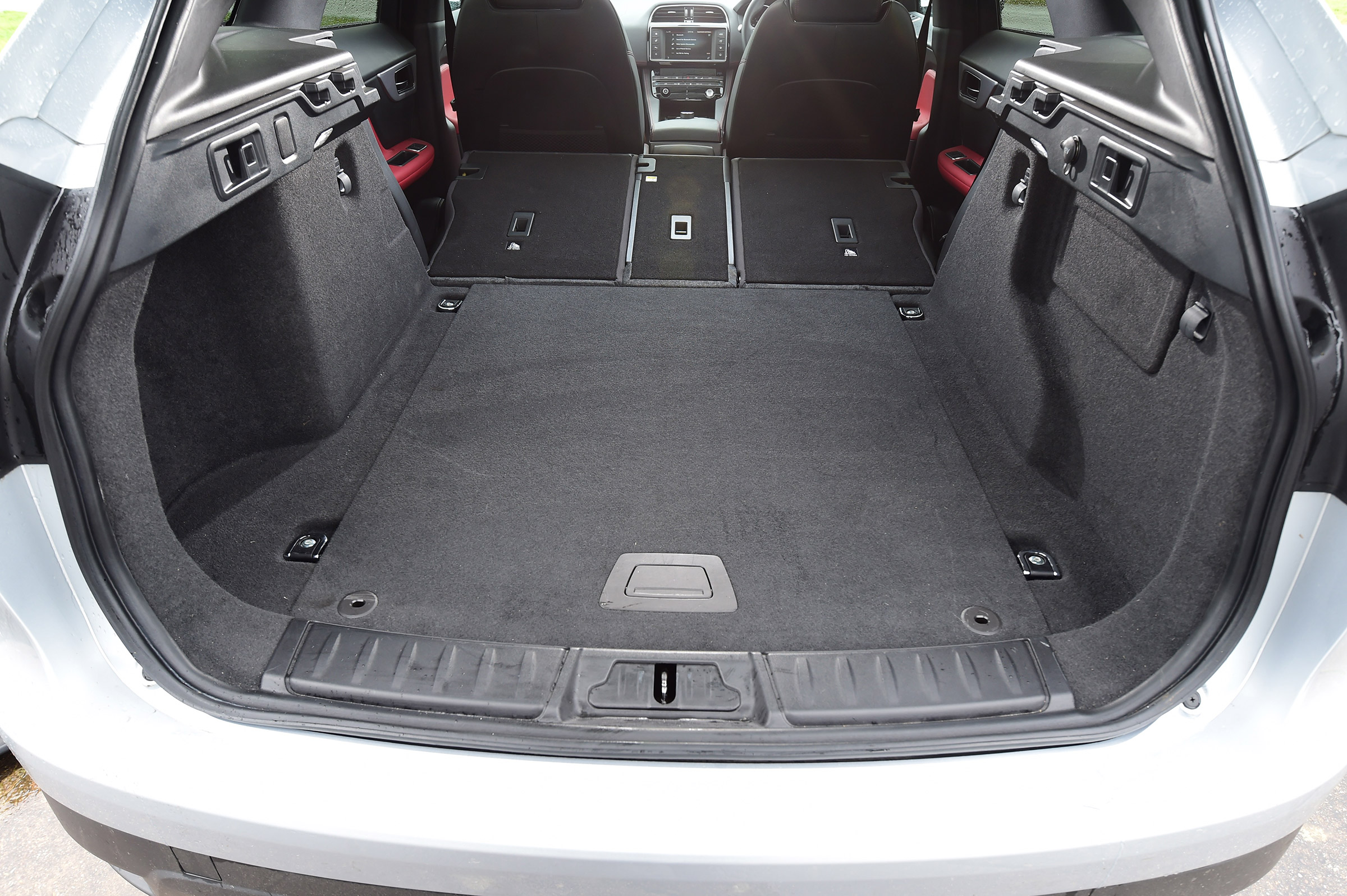 Jaguar F-Pace - boot seats down