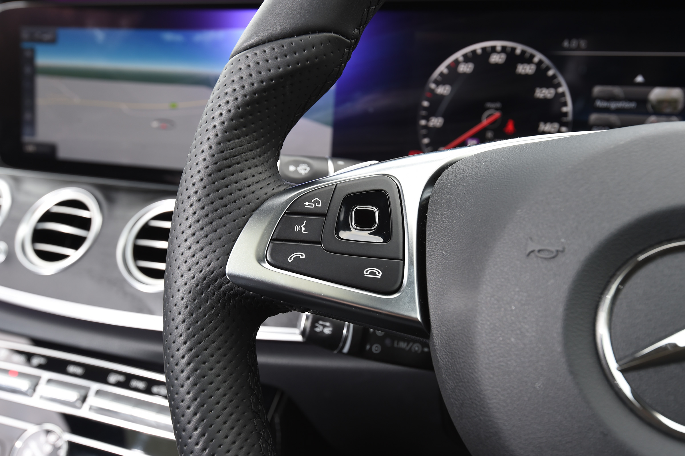 Mercedes E-Class Estate 2017 - E 220d 4MATIC steering wheel