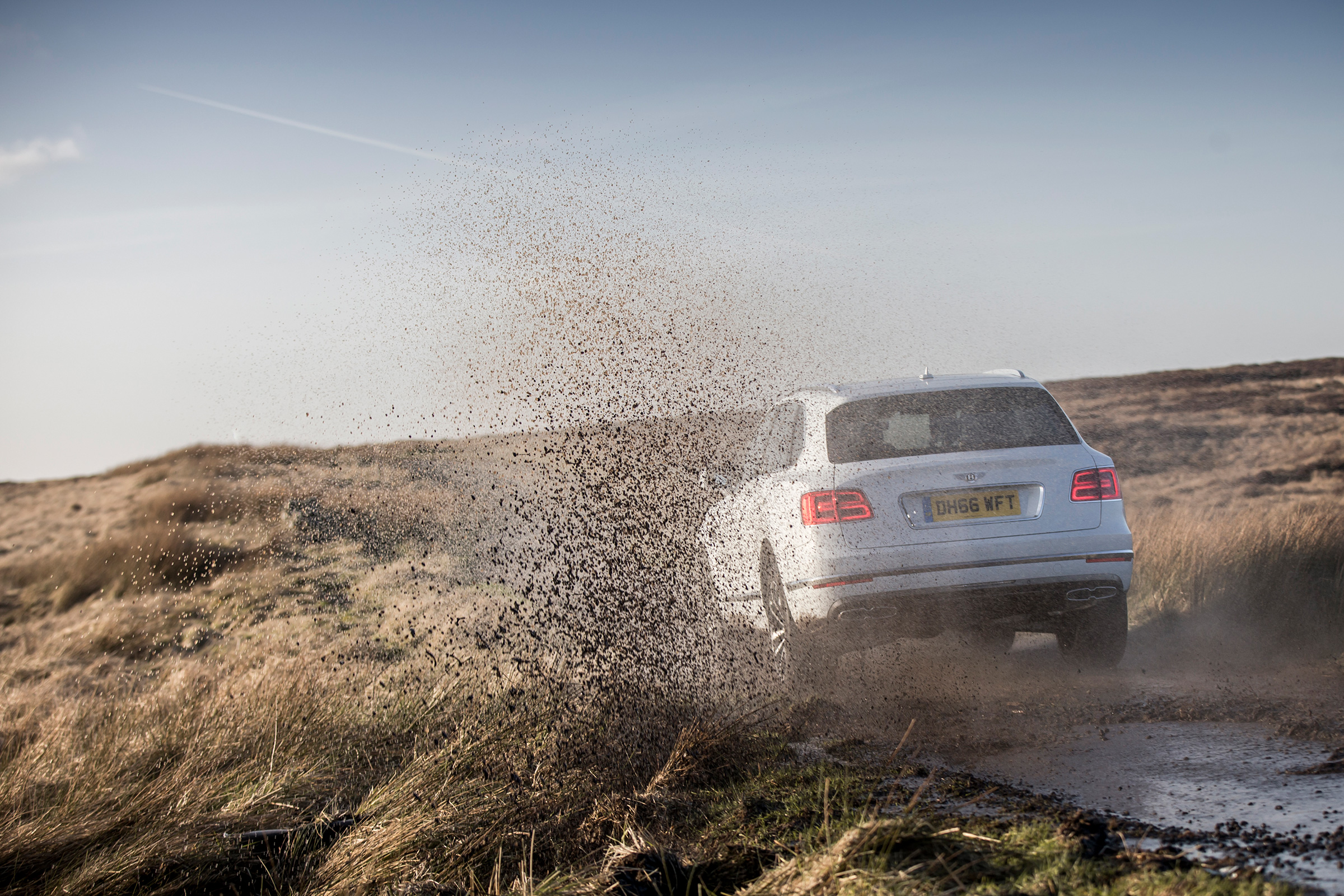 Bentley Bentayga Diesel - Ice white 2017 off-road rear