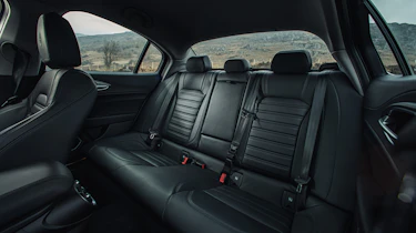 Alfa Romeo Giulia Super petrol 2017 - rear seats
