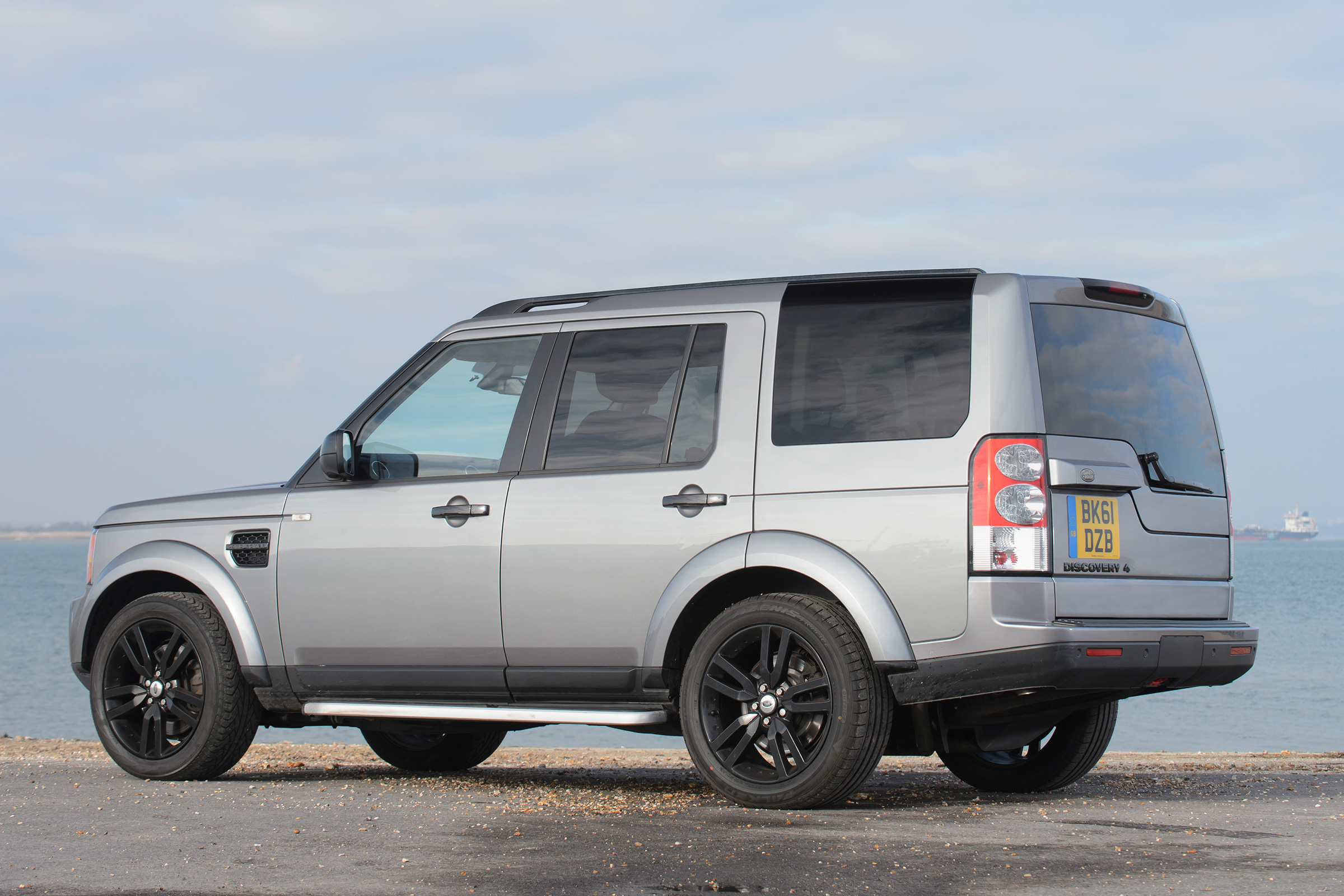 Used Land Rover Discovery review - rear quarter