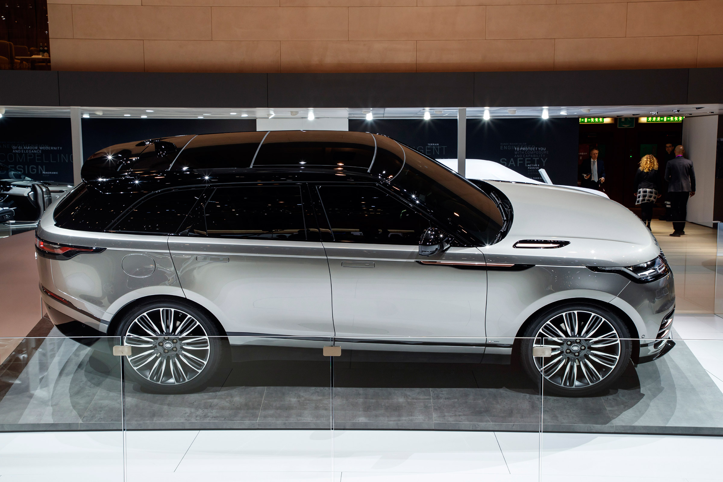 Range Rover Velar show - side