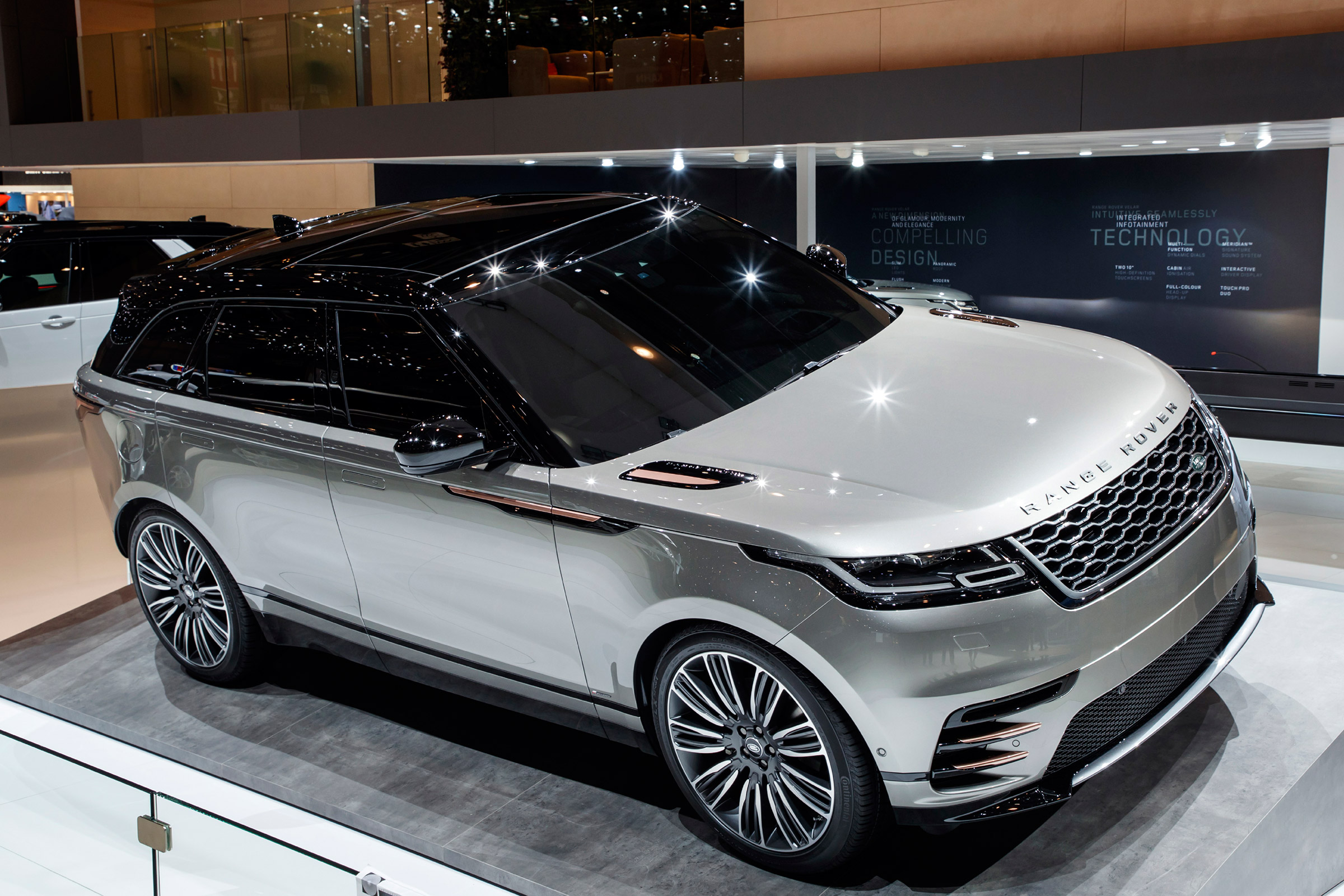 Range Rover Velar show  - front static