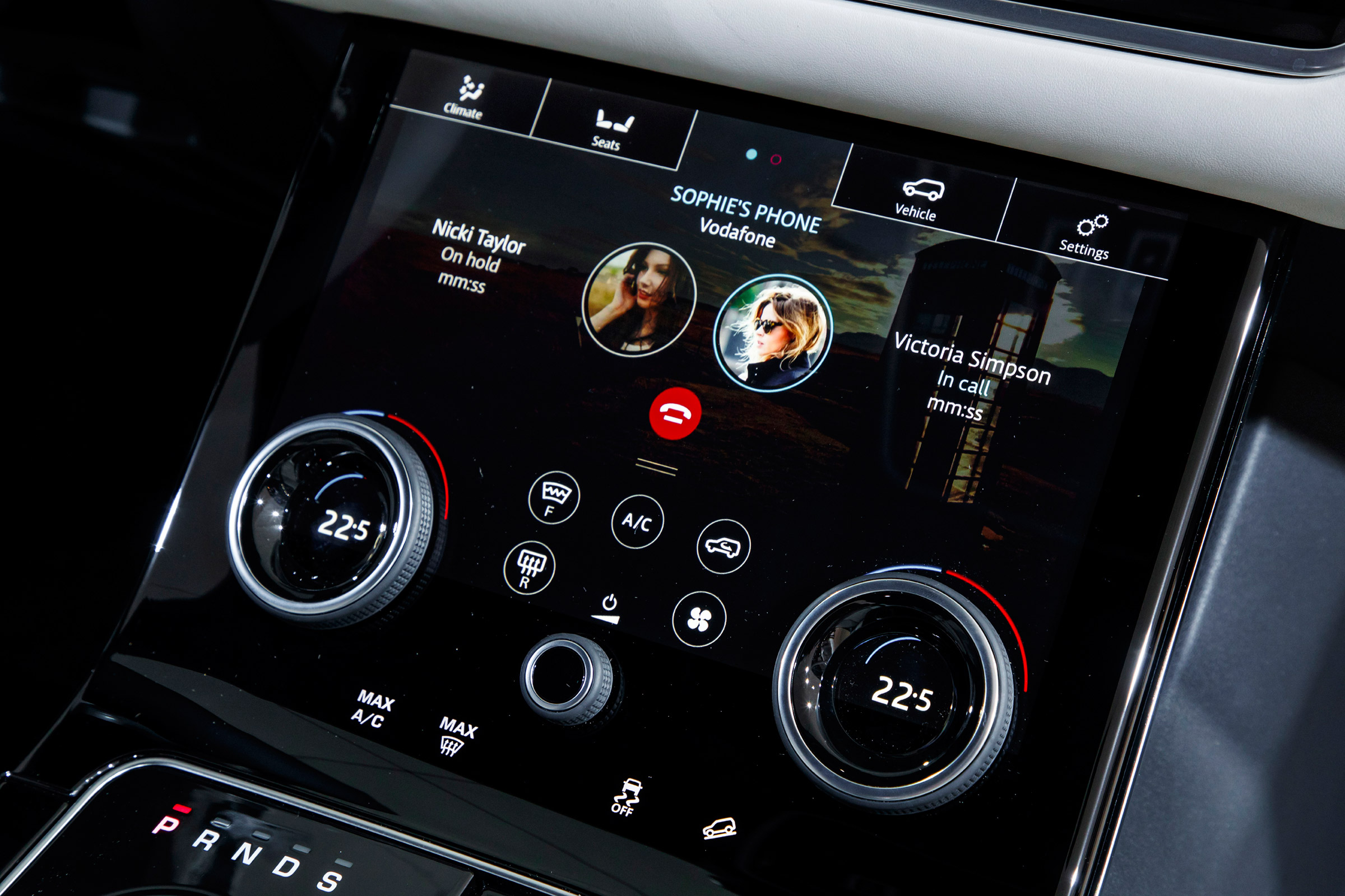 Range Rover Velar show - phone