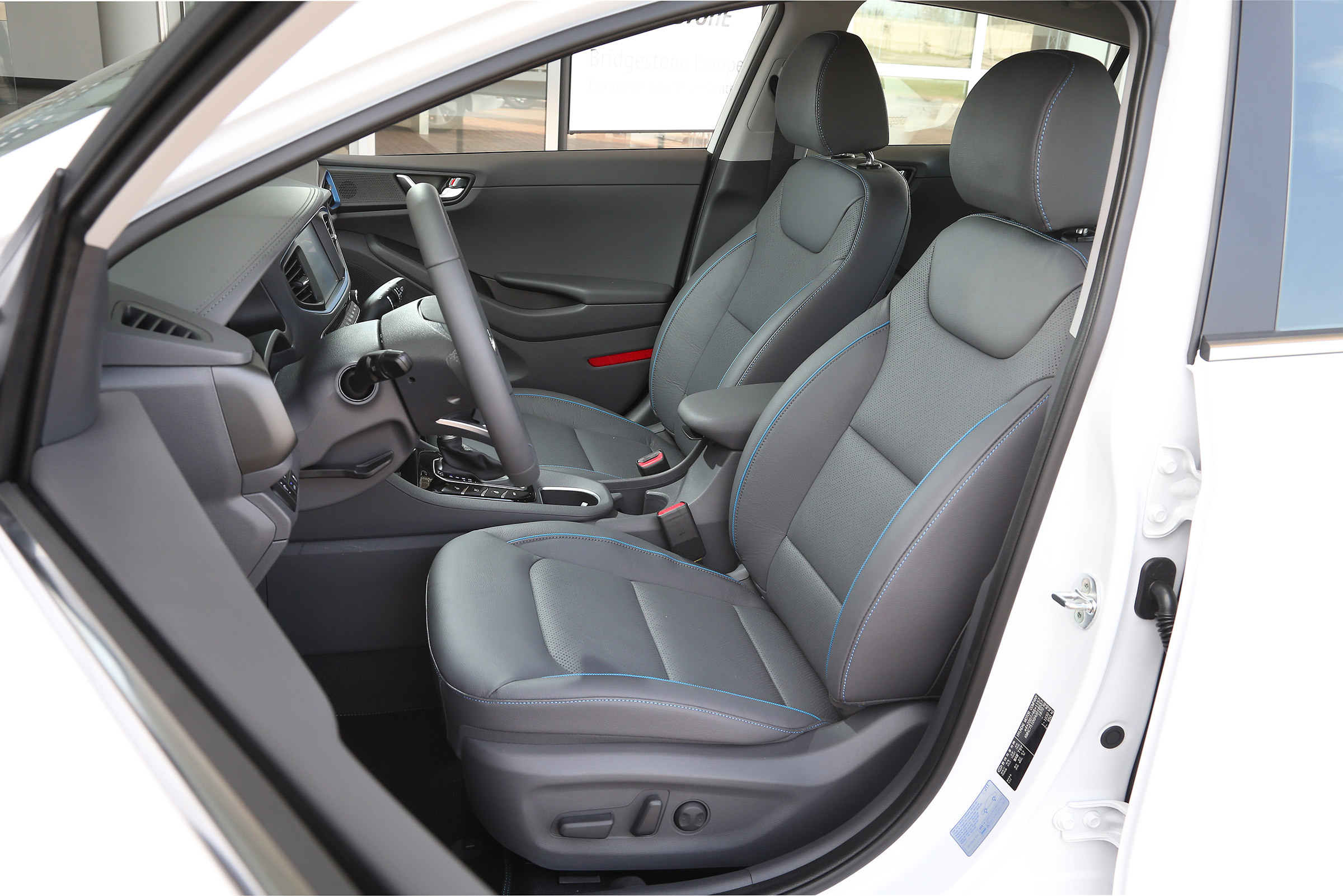 Hyundai Ioniq Plug-in hybrid - front seats