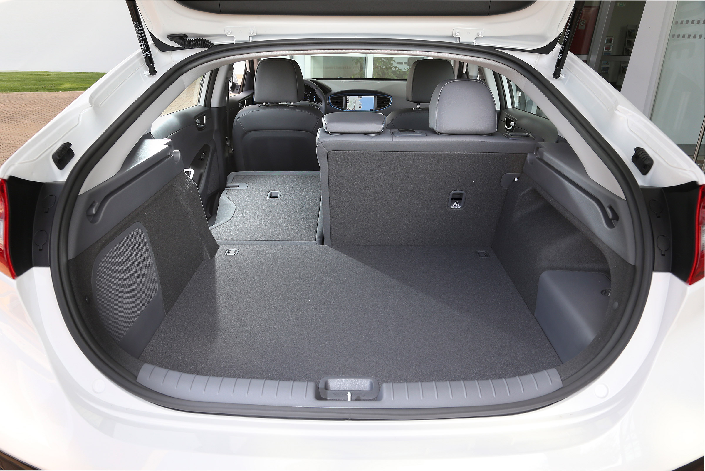 Hyundai Ioniq Plug-in hybrid - boot