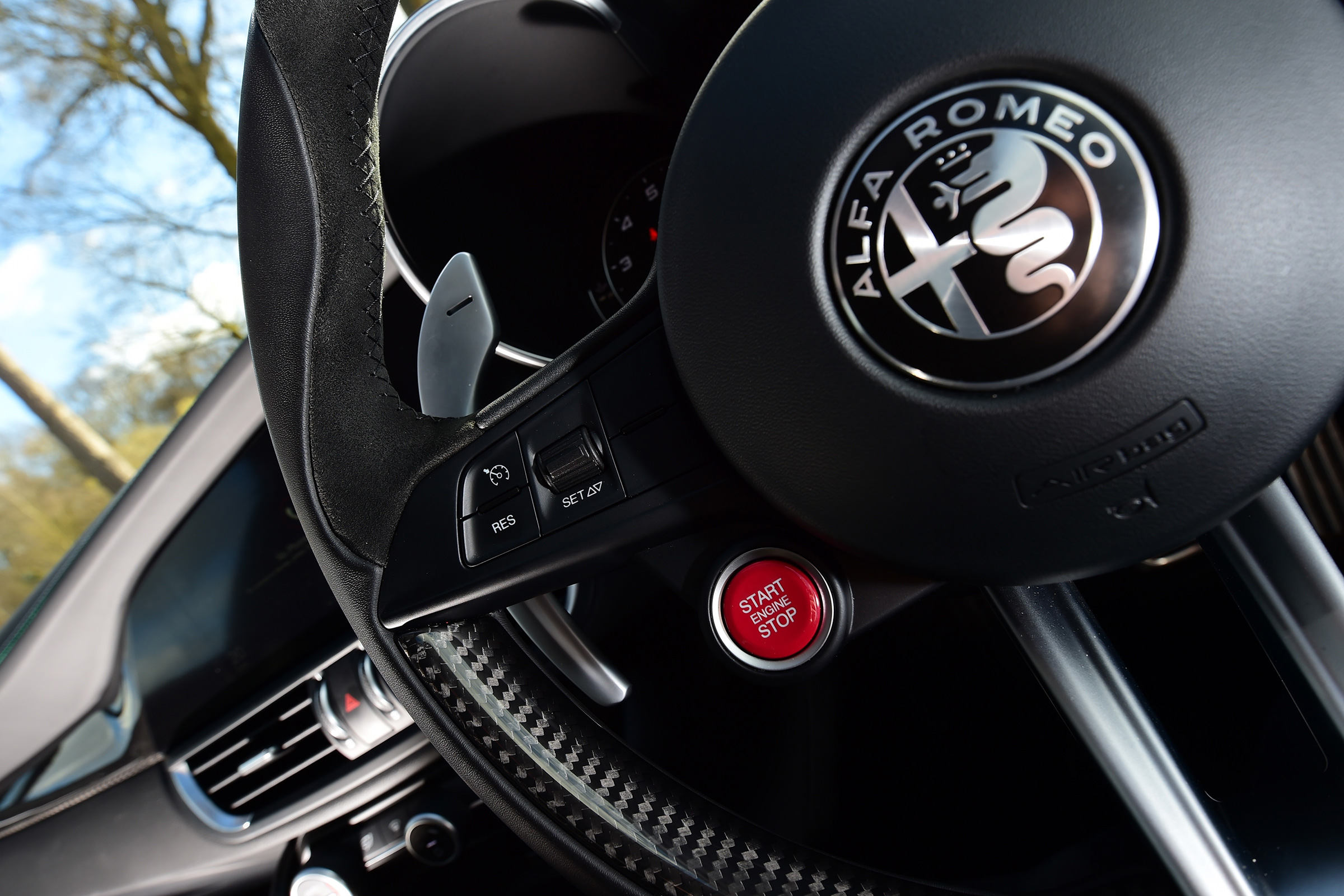 Alfa Romeo Giulia Quadrifoglio vs Mercedes-AMG C63