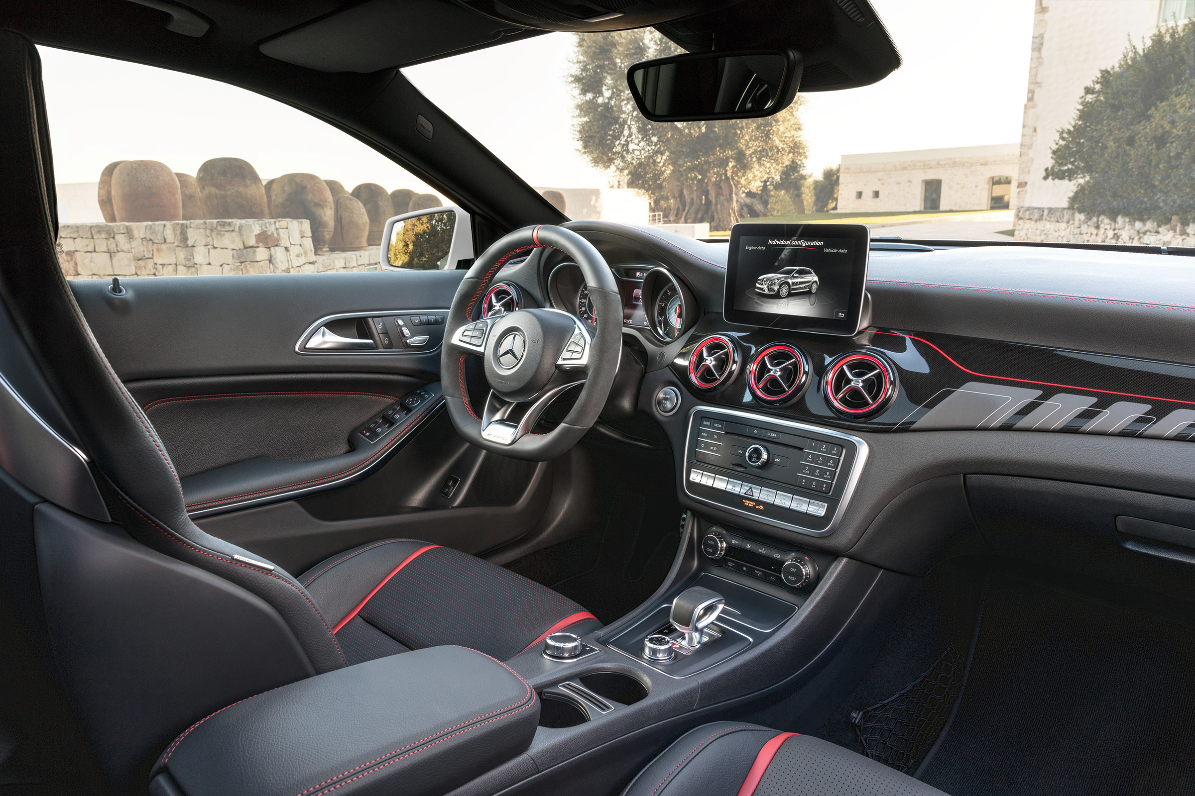 Mercedes-AMG GLA 45 - interior